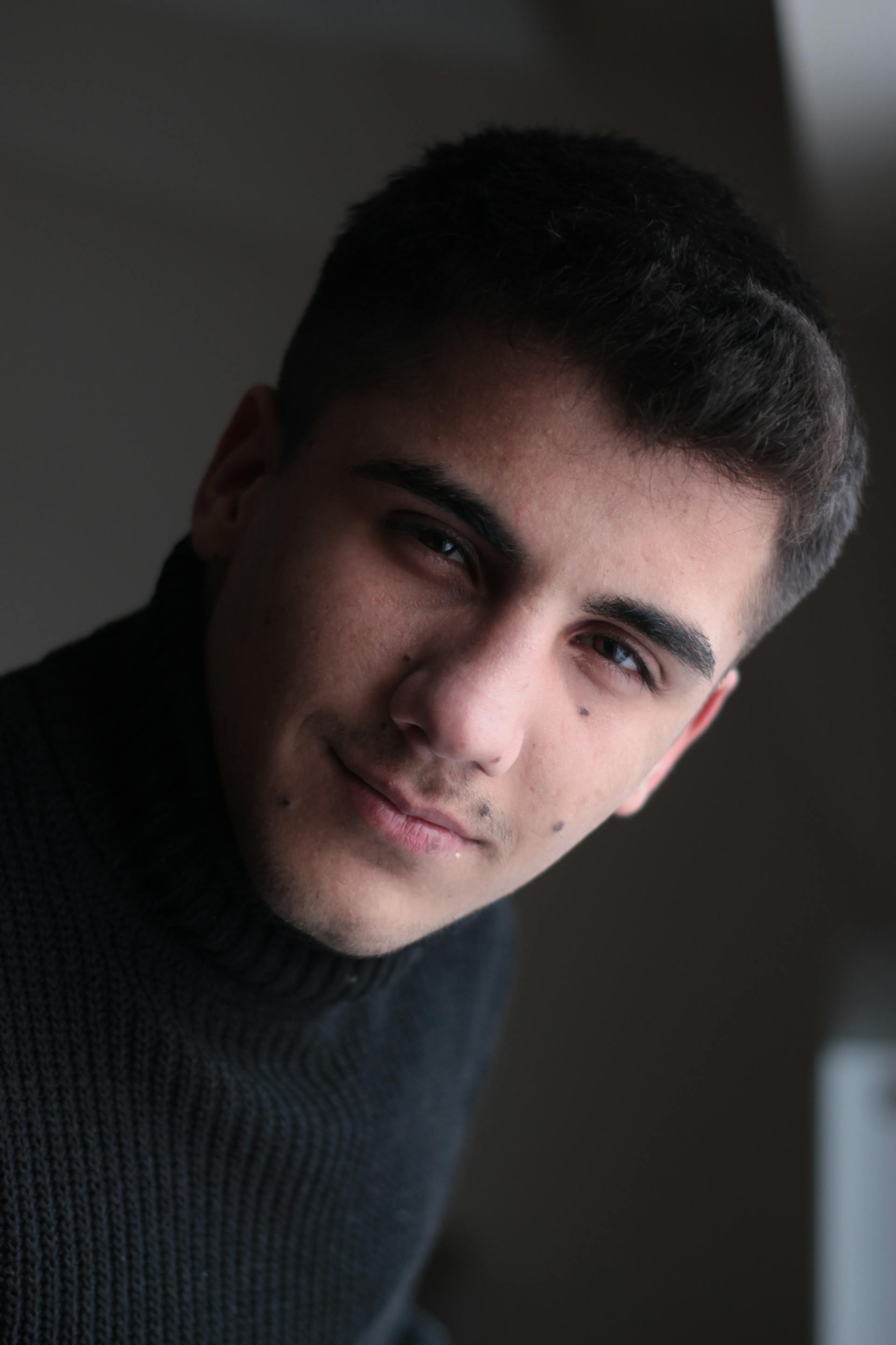 Un homme qui sourit | Source : Pexels