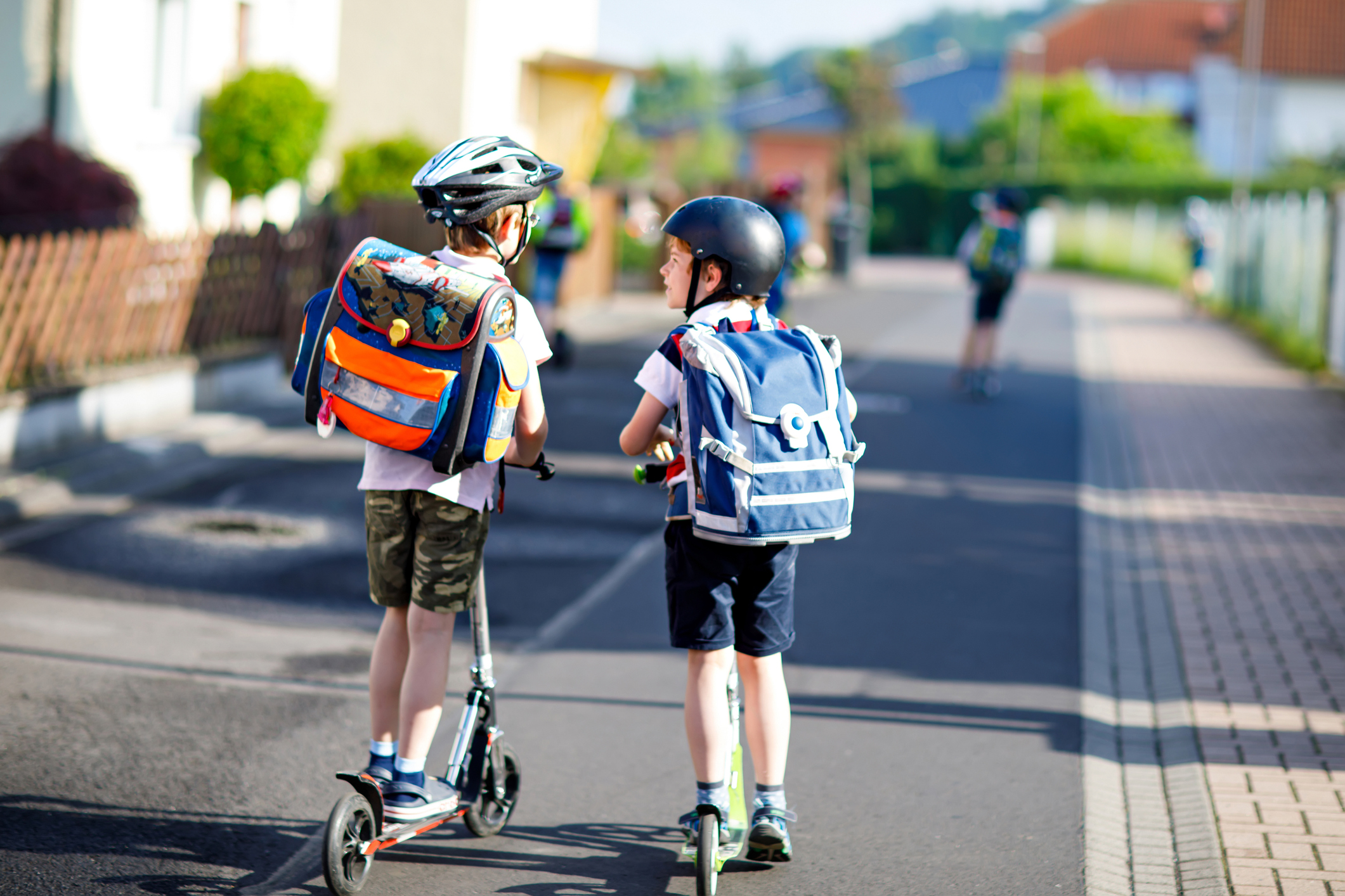 Deux enfants en trottinette | Source : Getty Images