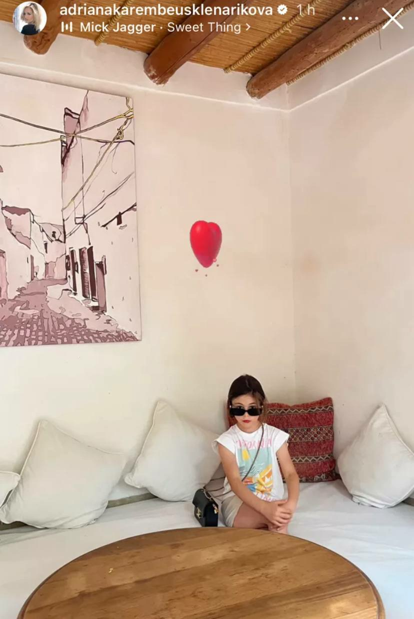 Capture d'écran de la story d'Adriana Karembeu mettant en scène sa fille Nina I Source : Instagram