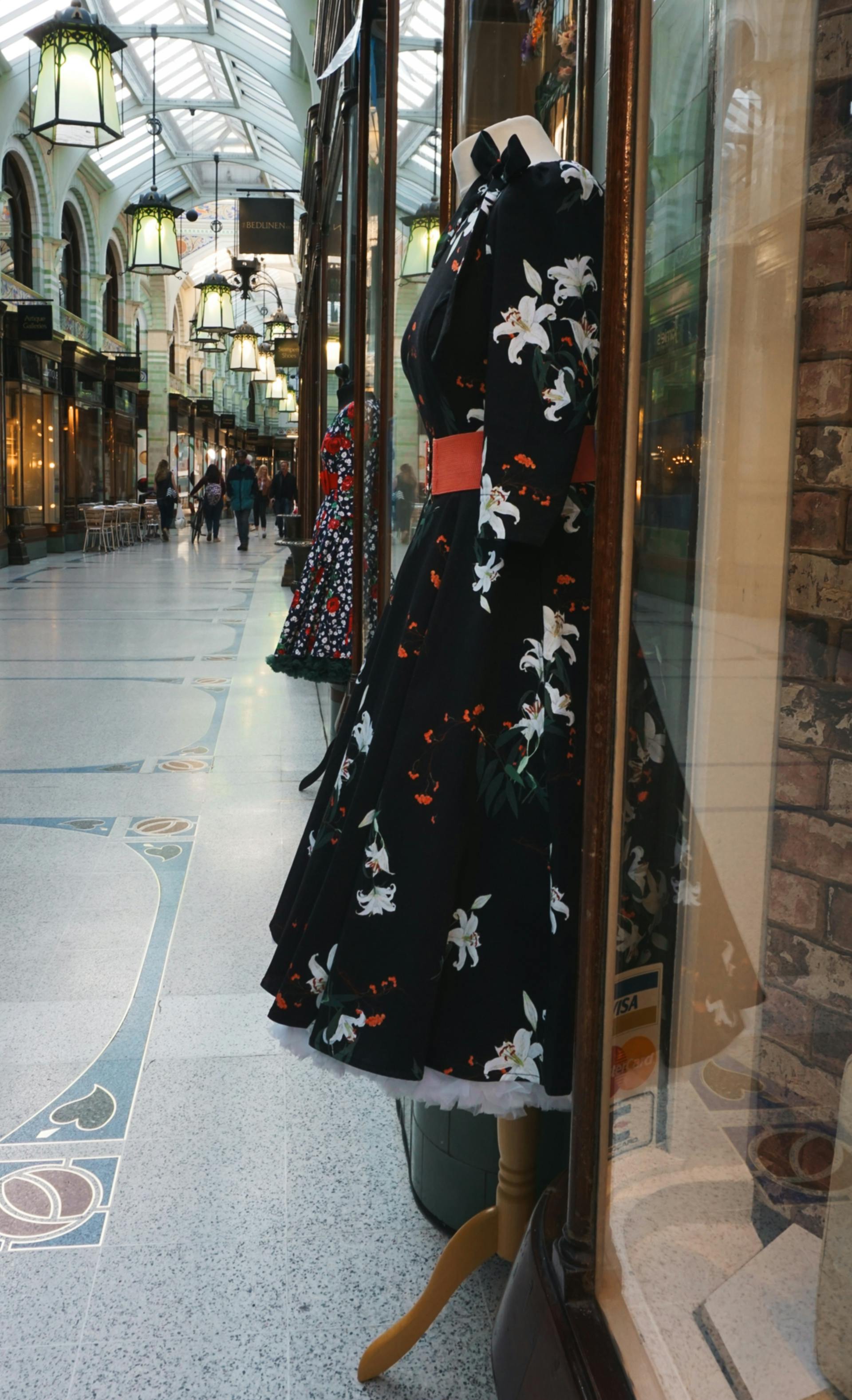 Robes exposées à l'extérieur d'un magasin dans un centre commercial | Source : Pexels