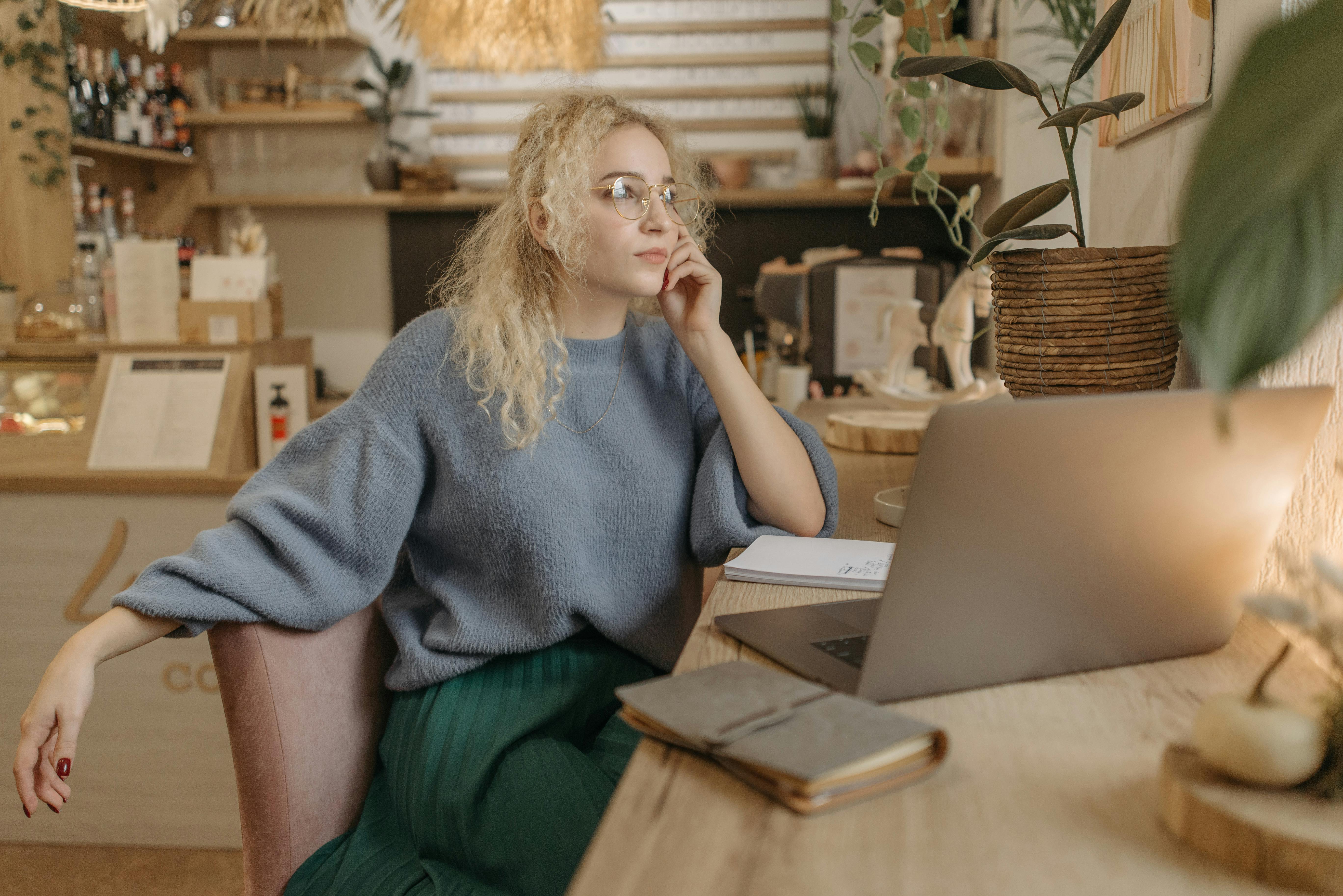 Une femme qui réfléchit à un plan | Source : Pexels
