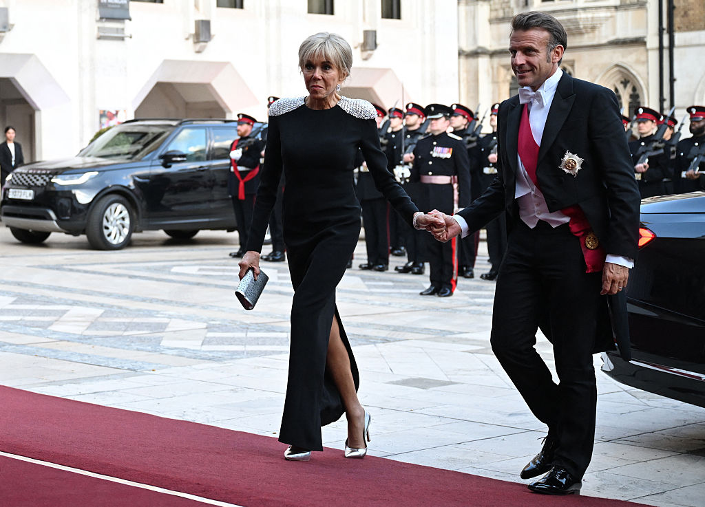 Le président français Emmanuel Macron et son épouse Brigitte Macron assistent à un banquet d'État au Guildhall de Londres, le 9 juillet 2025, au deuxième jour de leur visite d'État de trois jours au Royaume-Uni. | Source : Getty Images