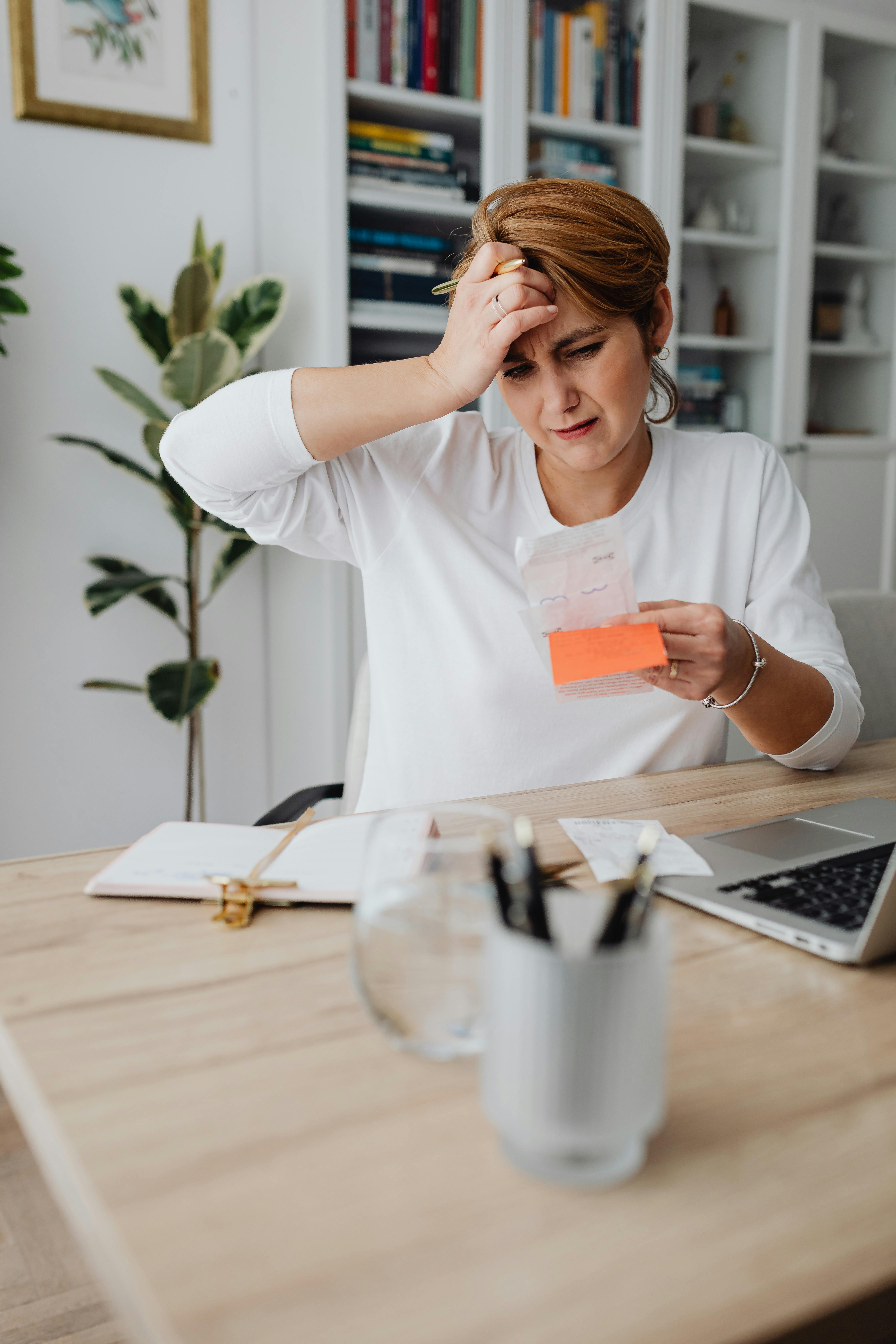 Une femme bouleversée regarde un reçu | Source : Pexels