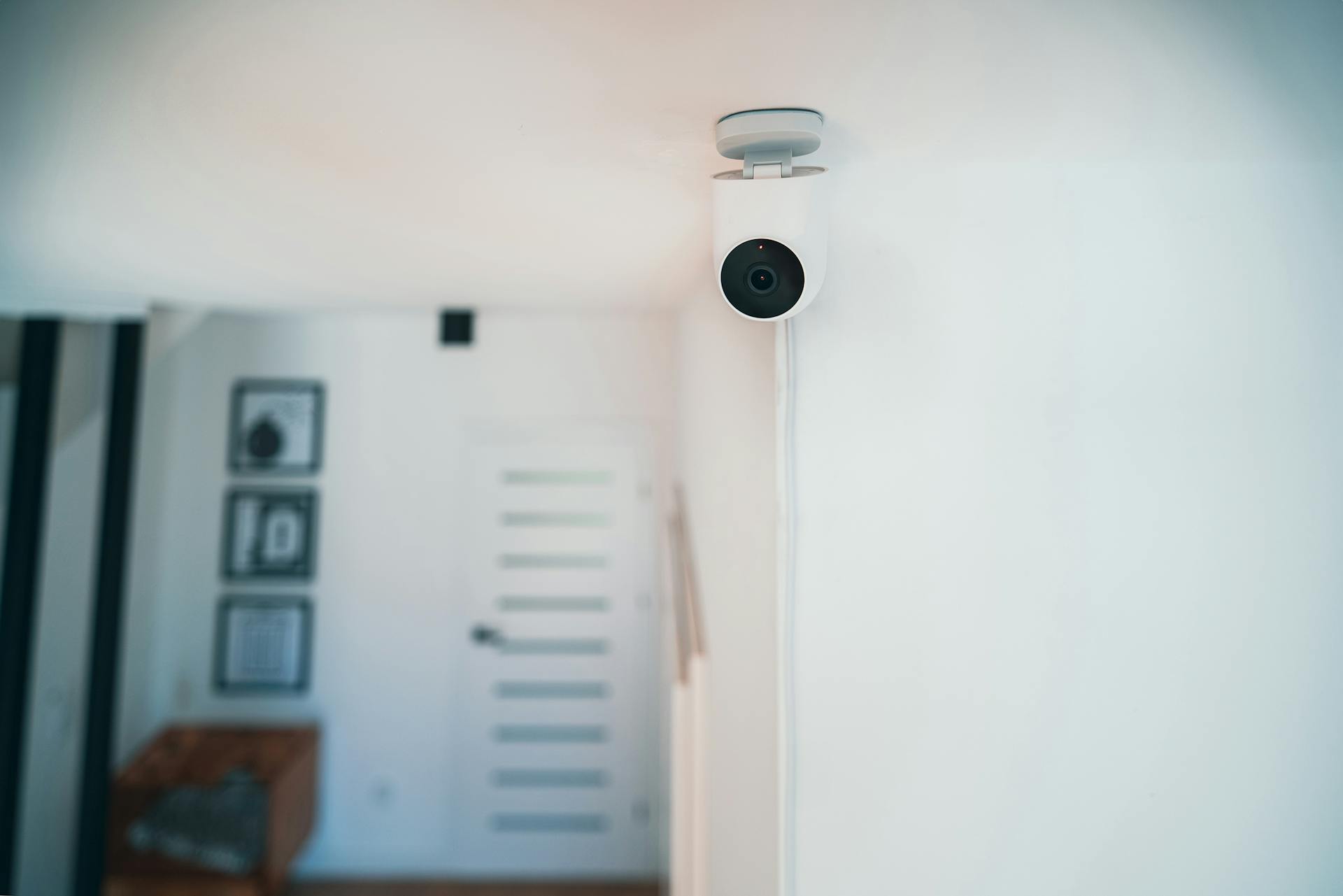 Une caméra de sécurité installée dans une maison | Source : Pexels