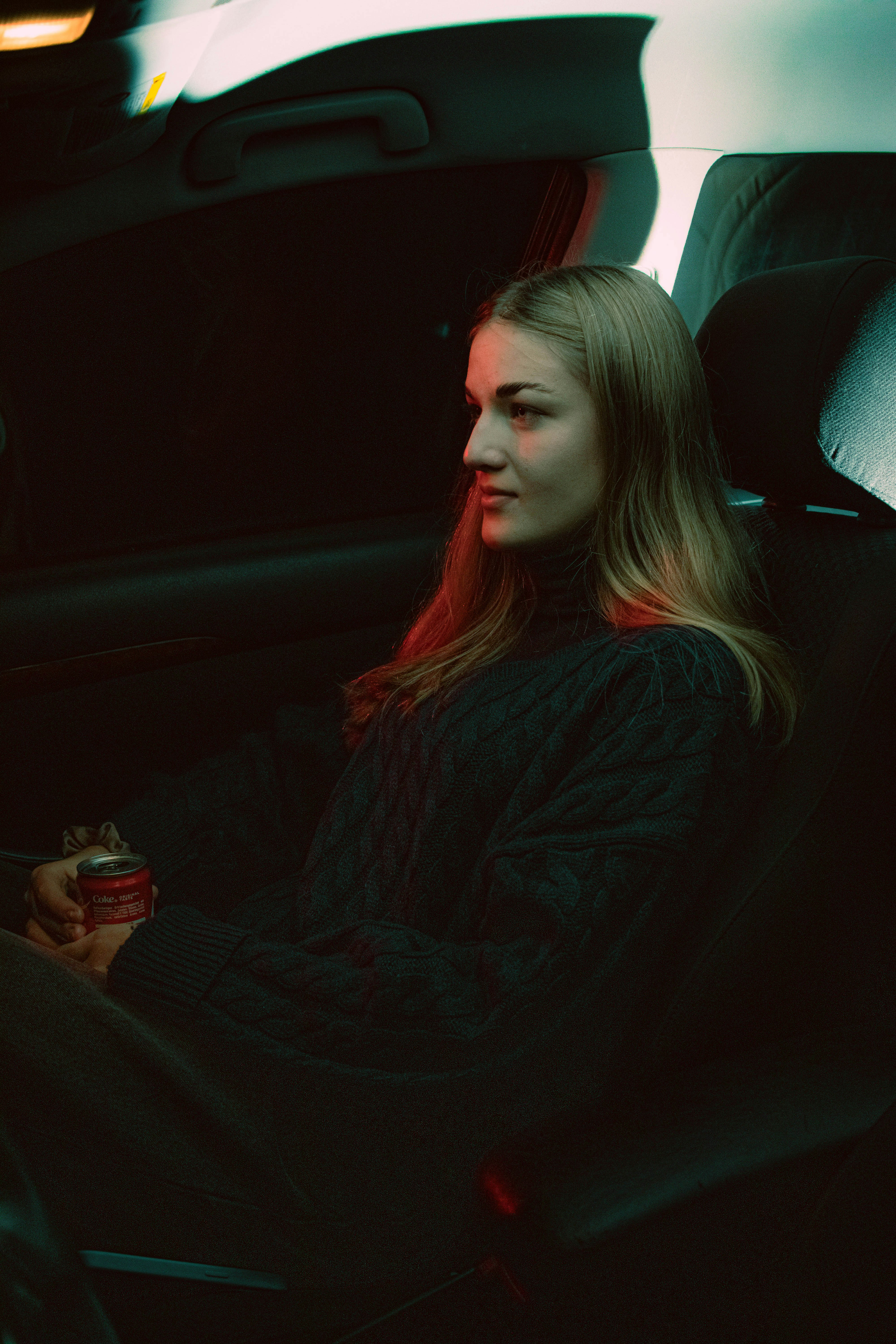 Une femme assise dans une voiture | Source : Unsplash