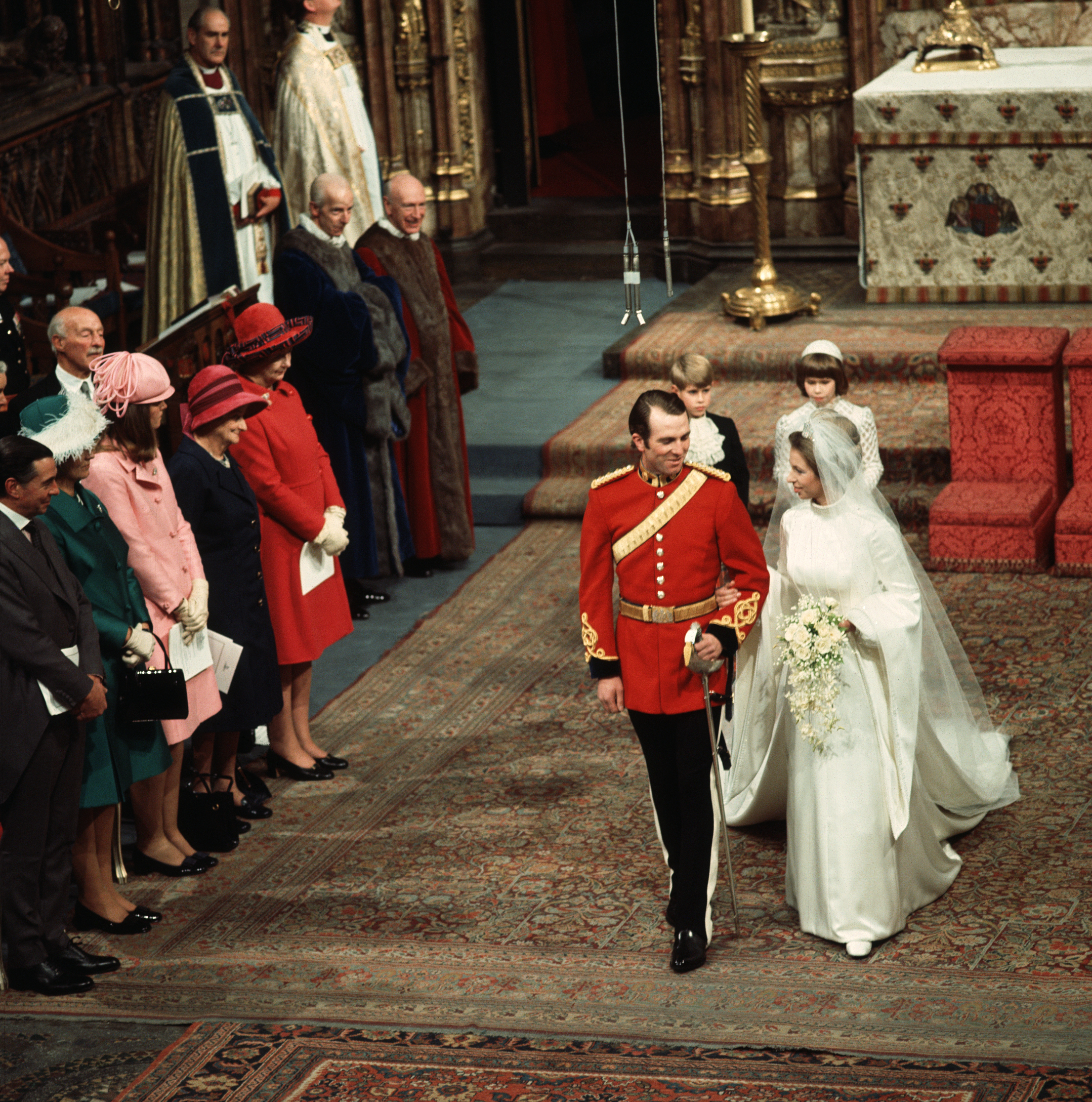 Mark Phillips et la princesse Anne descendent ensemble l'allée à la cathédrale de Westminster le 14 novembre 1973 à Londres, en Angleterre. | Source : Getty Images