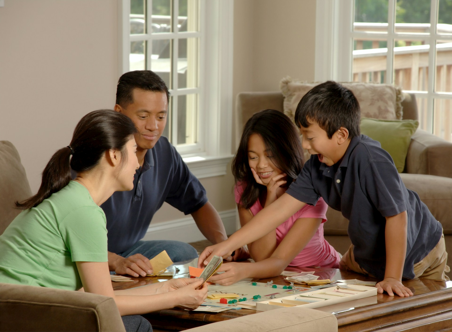 Une famille jouant à un jeu de société | Source : Unsplash