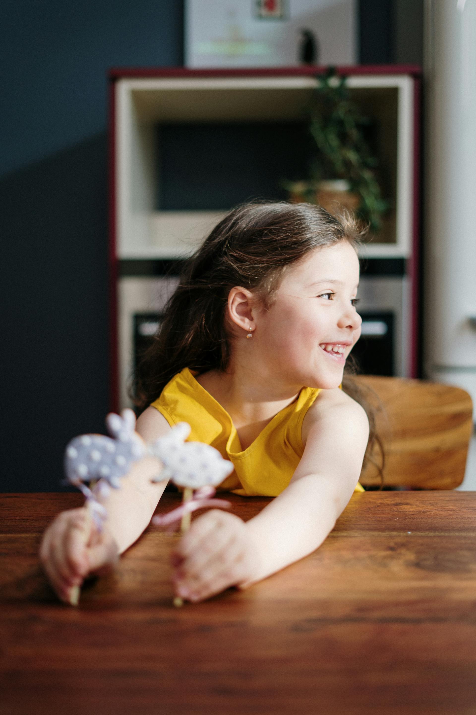 Une jeune fille assise sur une chaise et regardant sur le côté | Source : Pexels