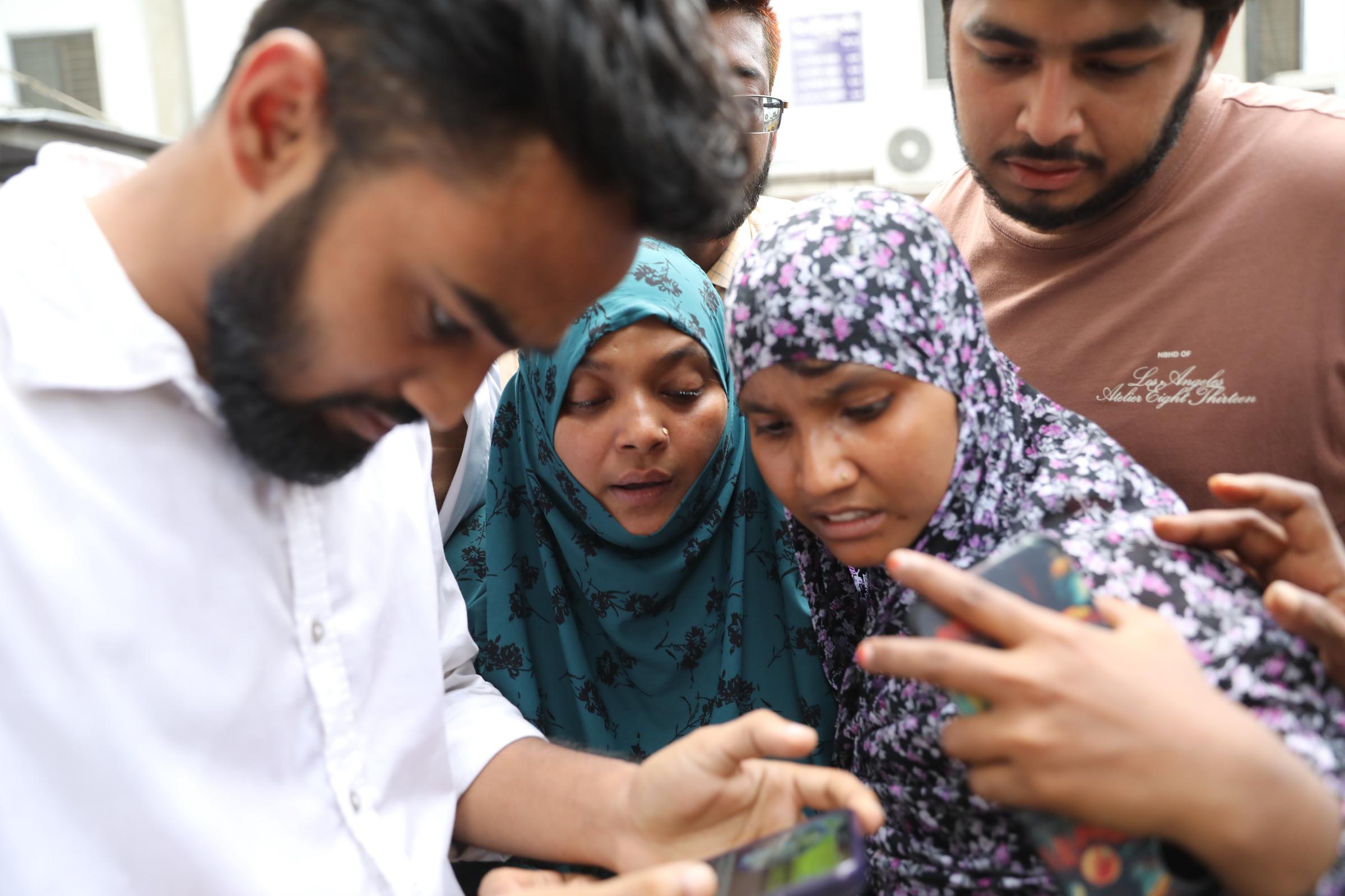 Les parents et les familles des élèves de l'école et du collège Milestone cherchent leurs enfants après le crash de l'avion F7 de l'armée de l'air bangladaise à Dhaka, au Bangladesh, le 21 juillet 2025 | Source : Getty Images
