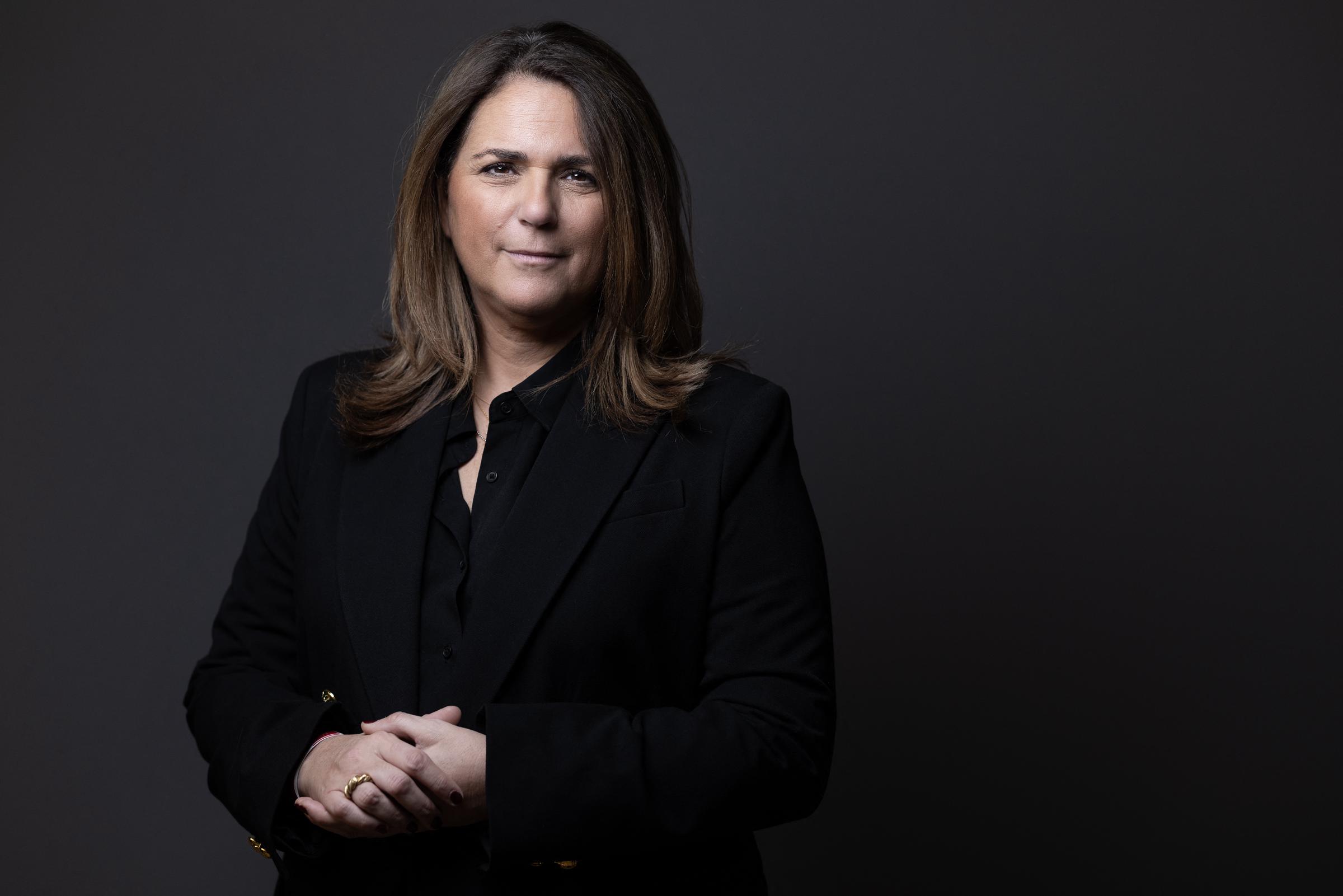 L'animatrice de télévision française Valérie Benaïm pose lors d'une séance photo au "Festival des livres et des artistes" à Paris le 1er décembre 2024 I Source : Getty Images