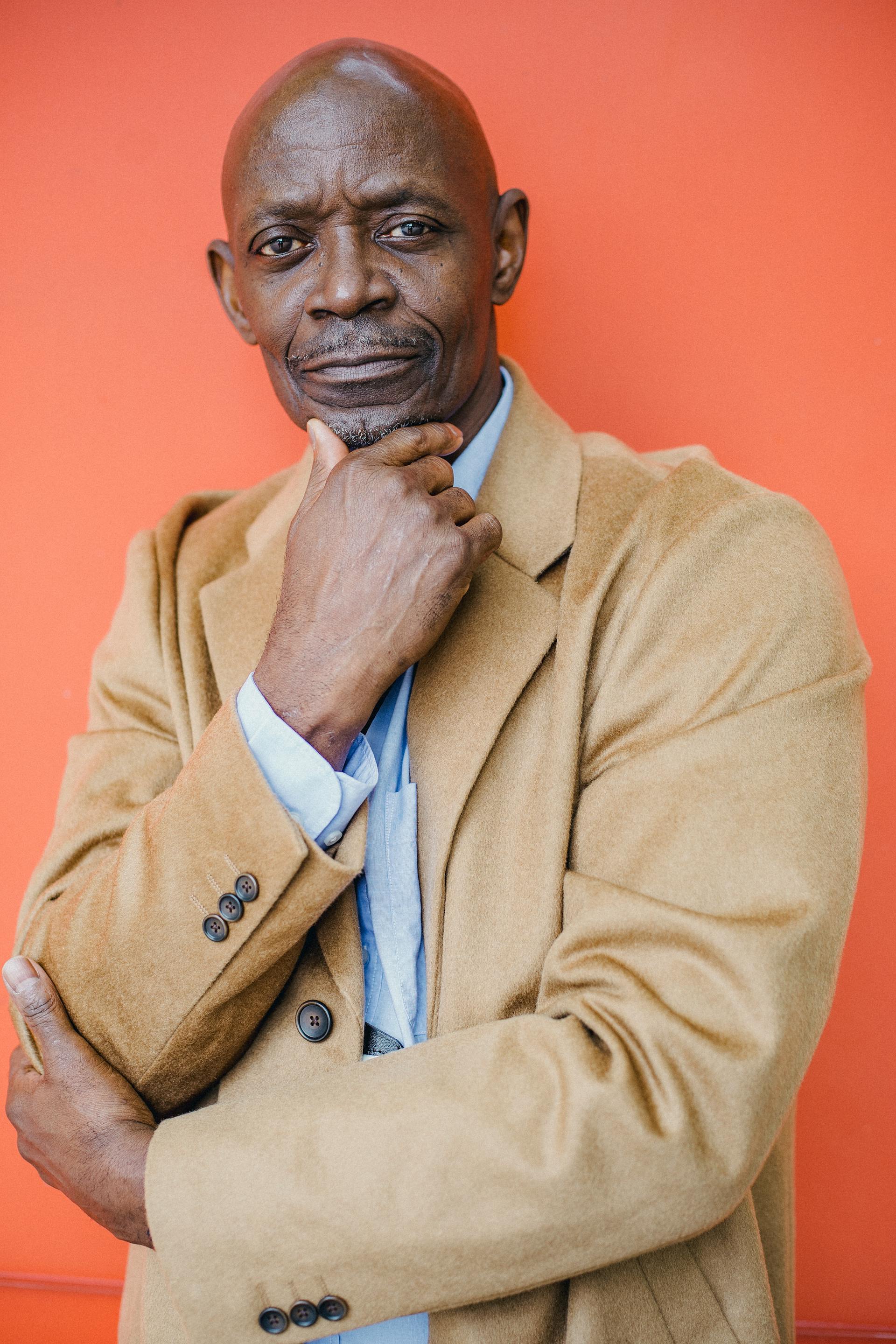 Un homme qui porte un manteau | Source : Pexels