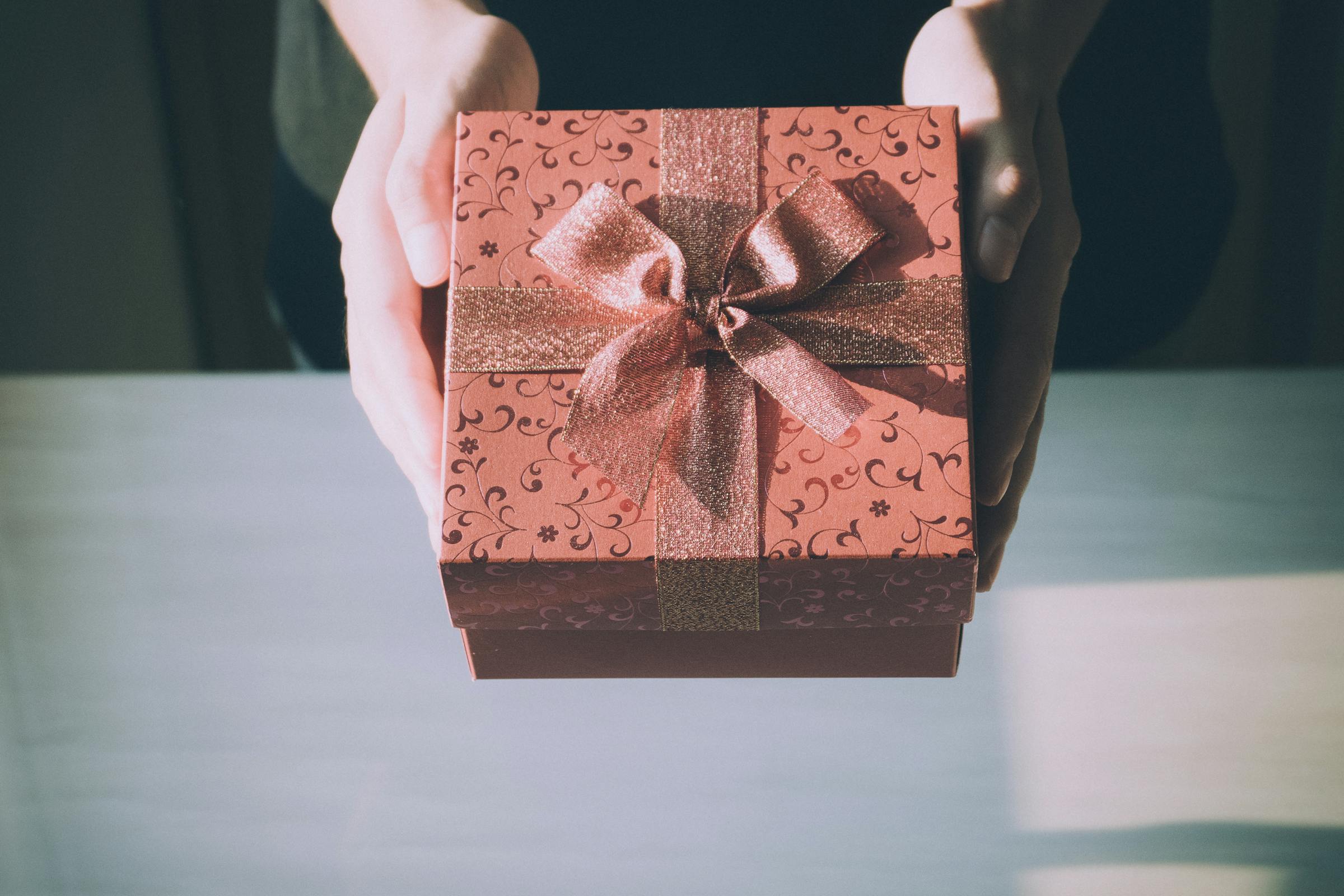Un cadeau avec un nœud | Source : Pexels