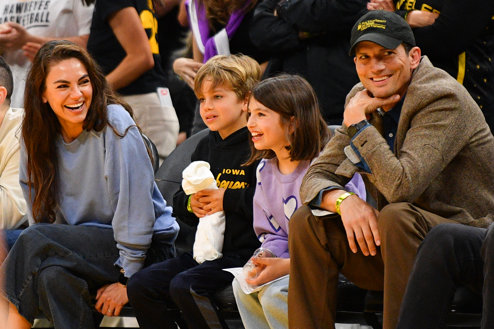 Mila Kunis et Ashton Kutcher avec leurs enfants, Wyatt et Dimitri, lors du match de basket-ball de la WNBA entre les Indiana Fever et les Los Angeles Sparks, le 24 mai 2024, à la Crypto.com Arena en Californie. | Source : Getty Images