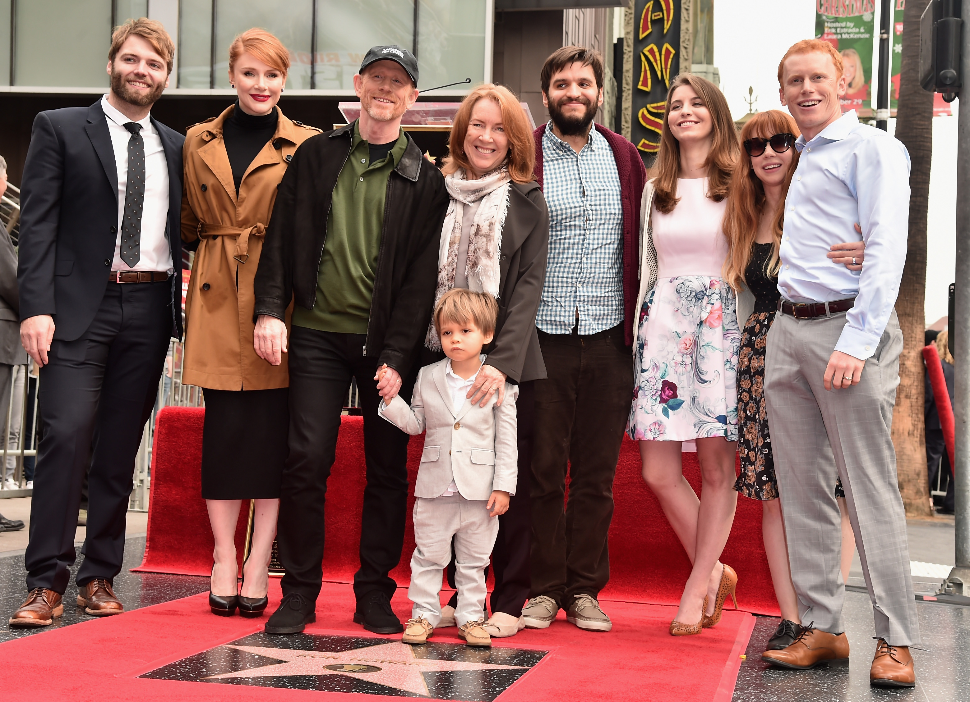 Ron Howard et sa famille assistent à une cérémonie en son honneur lors de laquelle il a reçu la 2 568e étoile du Hollywood Walk of Fame le 10 décembre 2015 | Source : Getty Images