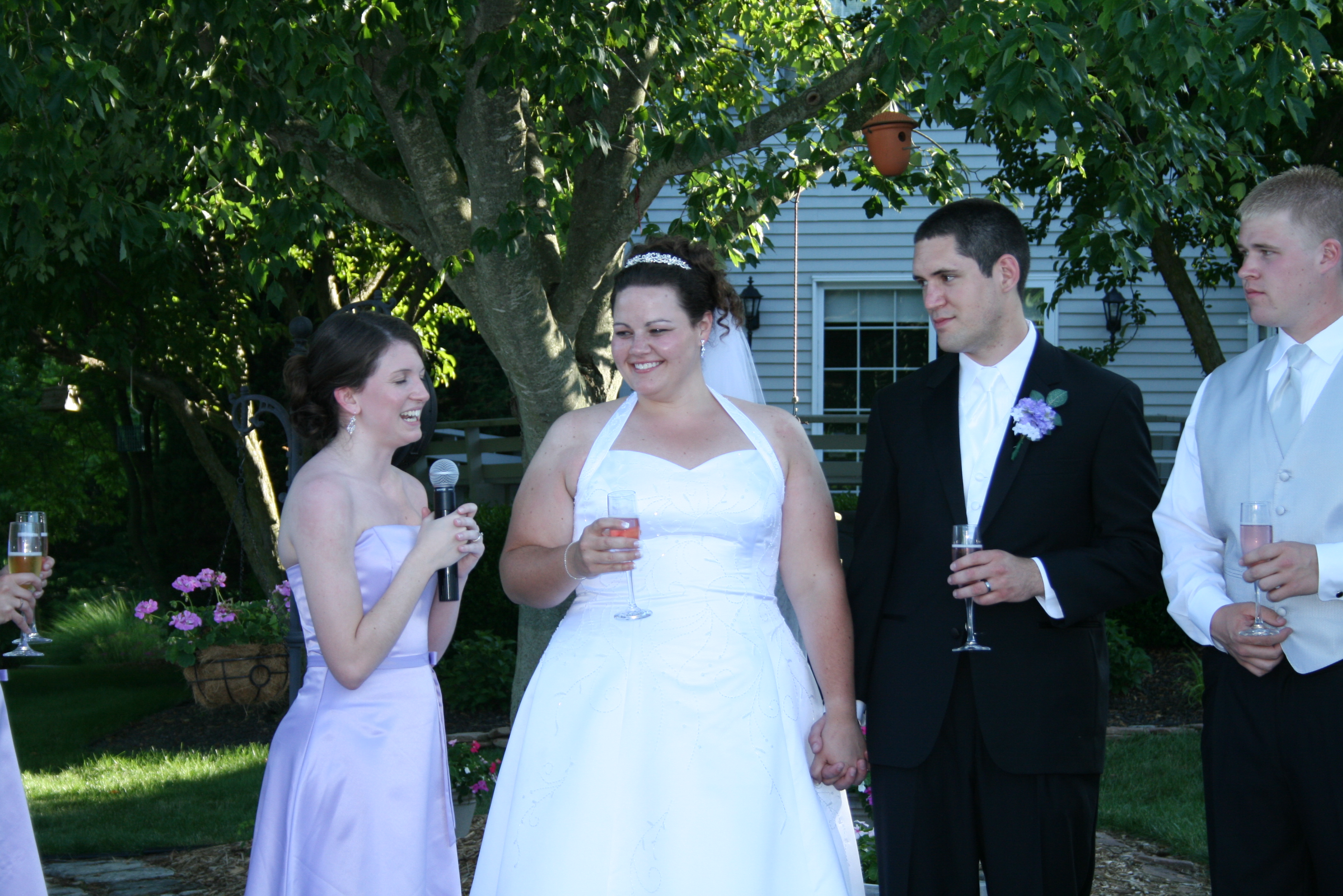 Des personnes à un mariage | Source : Flickr