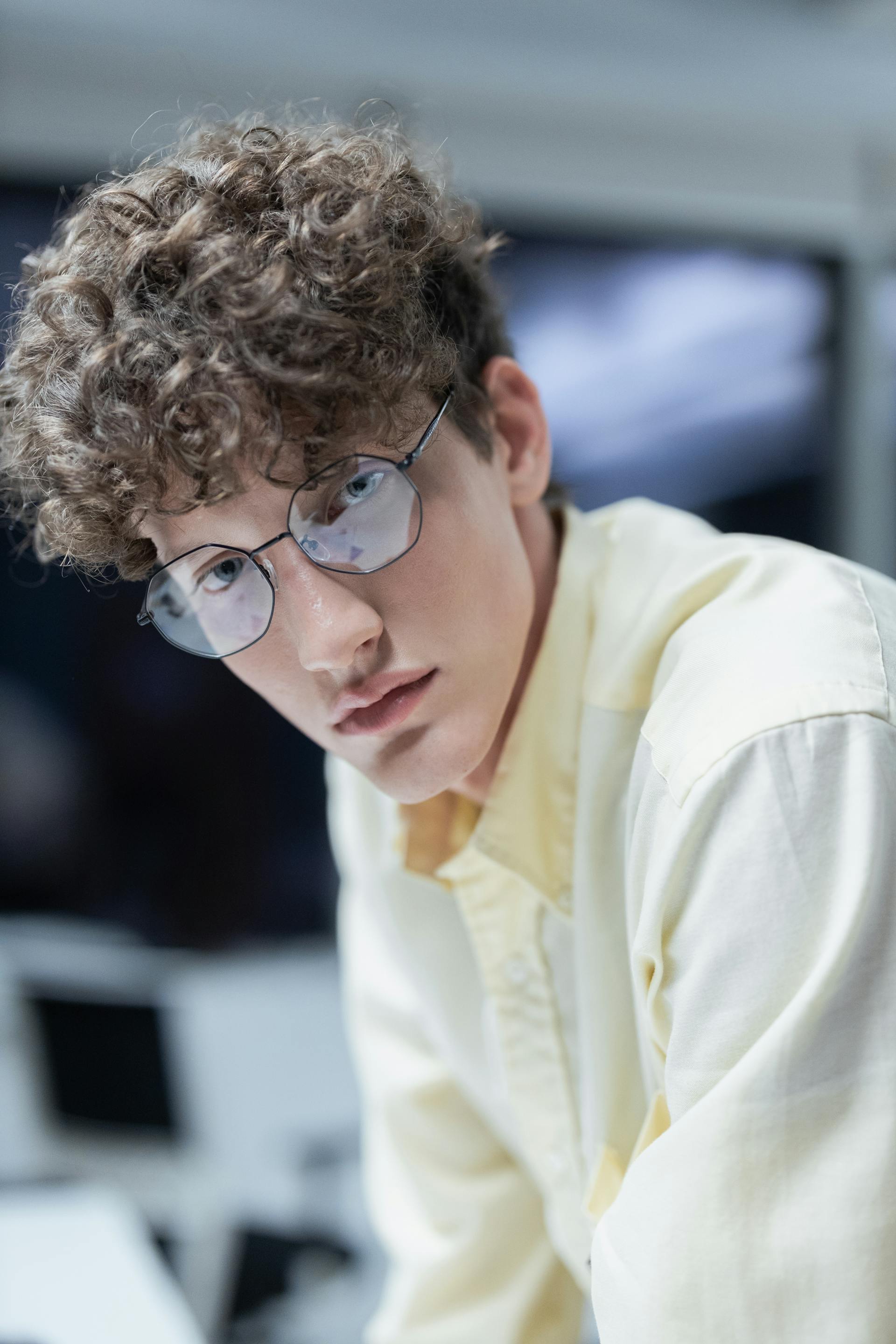 Un homme sérieux | Source : Pexels