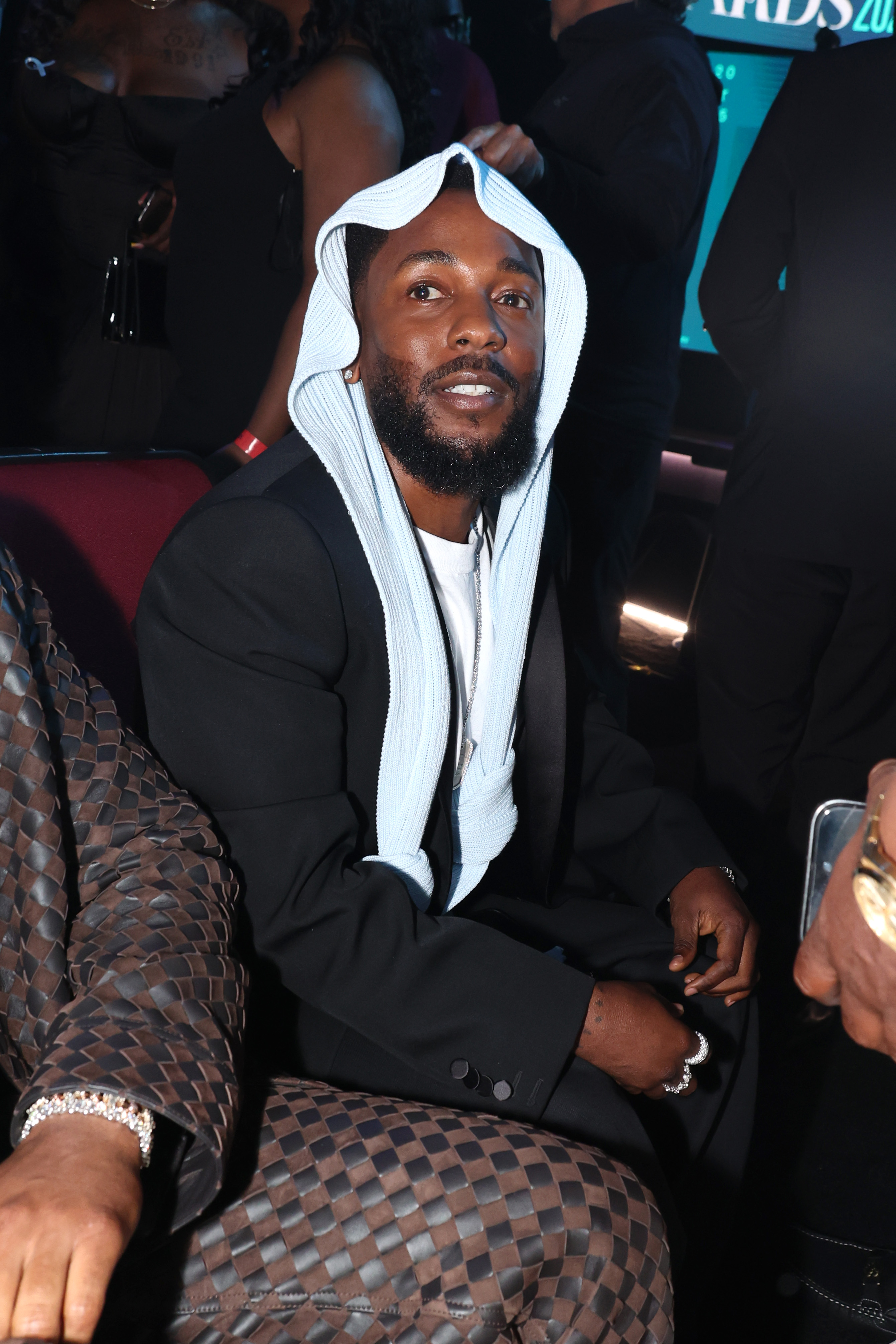 Assis dans le public lors des BET Awards 2025, Kendrick Lamar affiche un sourire détendu. Son couvre-chef est resté au centre du buzz en ligne alors qu'il regardait le spectacle depuis sa place au Peacock Theater.