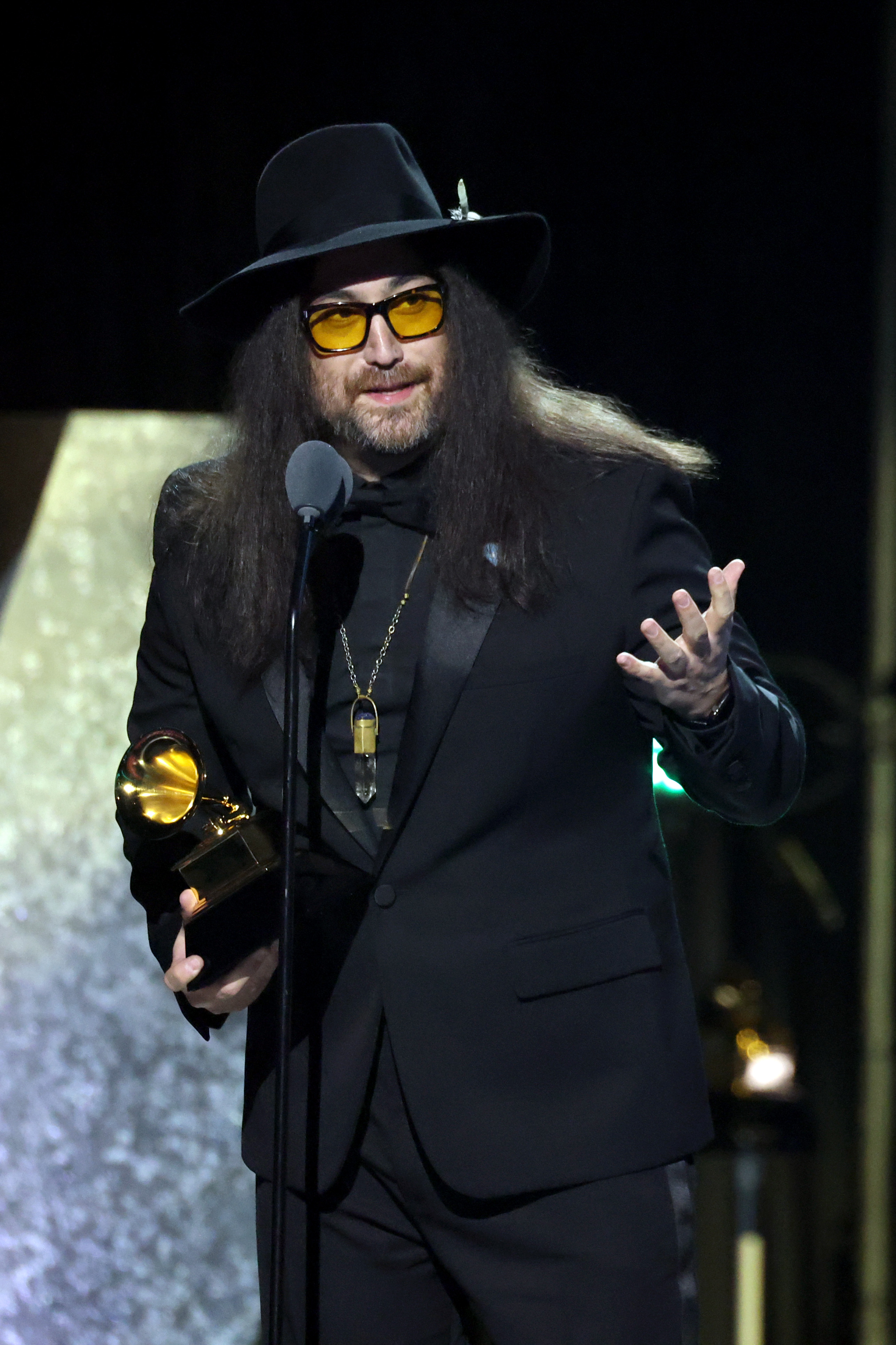 Sean Ono Lennon parle sur scène après avoir reçu le Grammy pour ''Mind Games'' lors de la 67e cérémonie de remise des Grammy Awards au Peacock Theater à Los Angeles le 2 février 2025 | Source : Getty Images