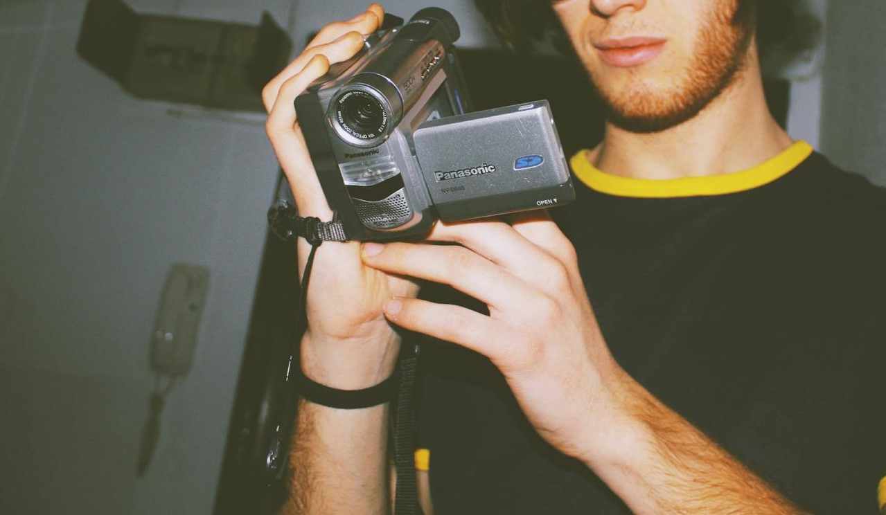 Gros plan d'un homme tenant un caméscope | Source : Pexels