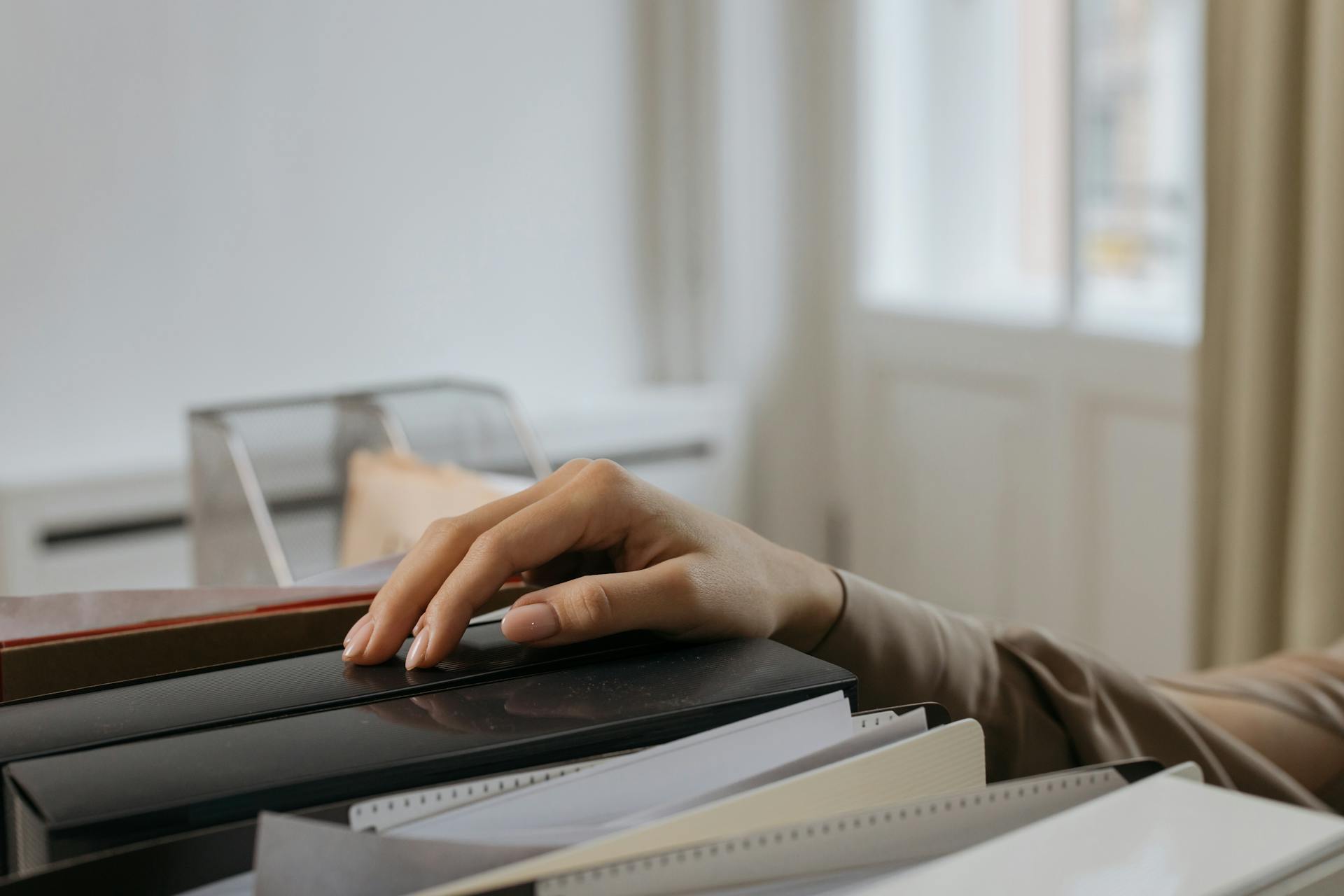 Une femme saisissant un dossier | Source : Pexels