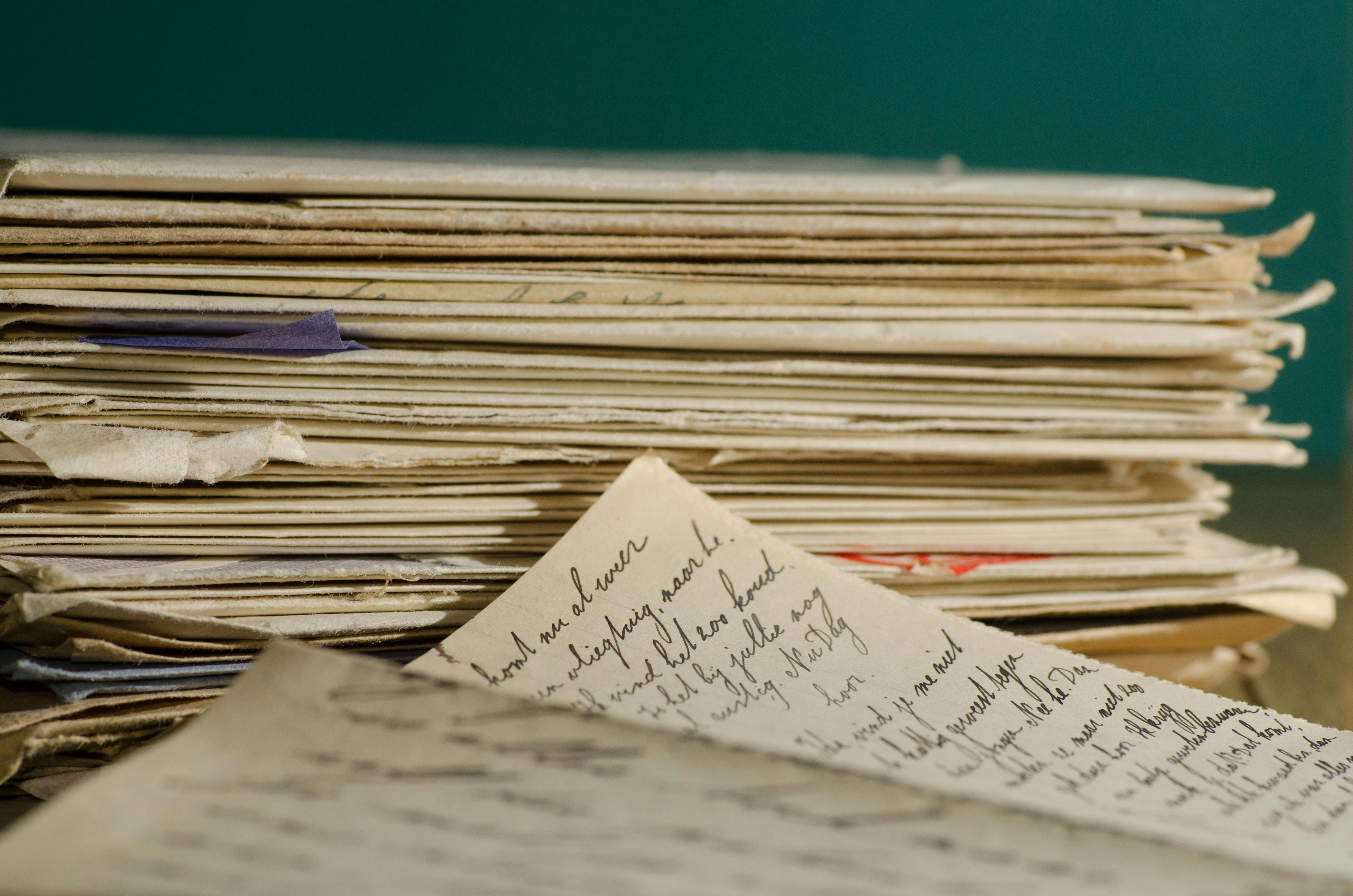 Une pile de lettres | Source : Pexels
