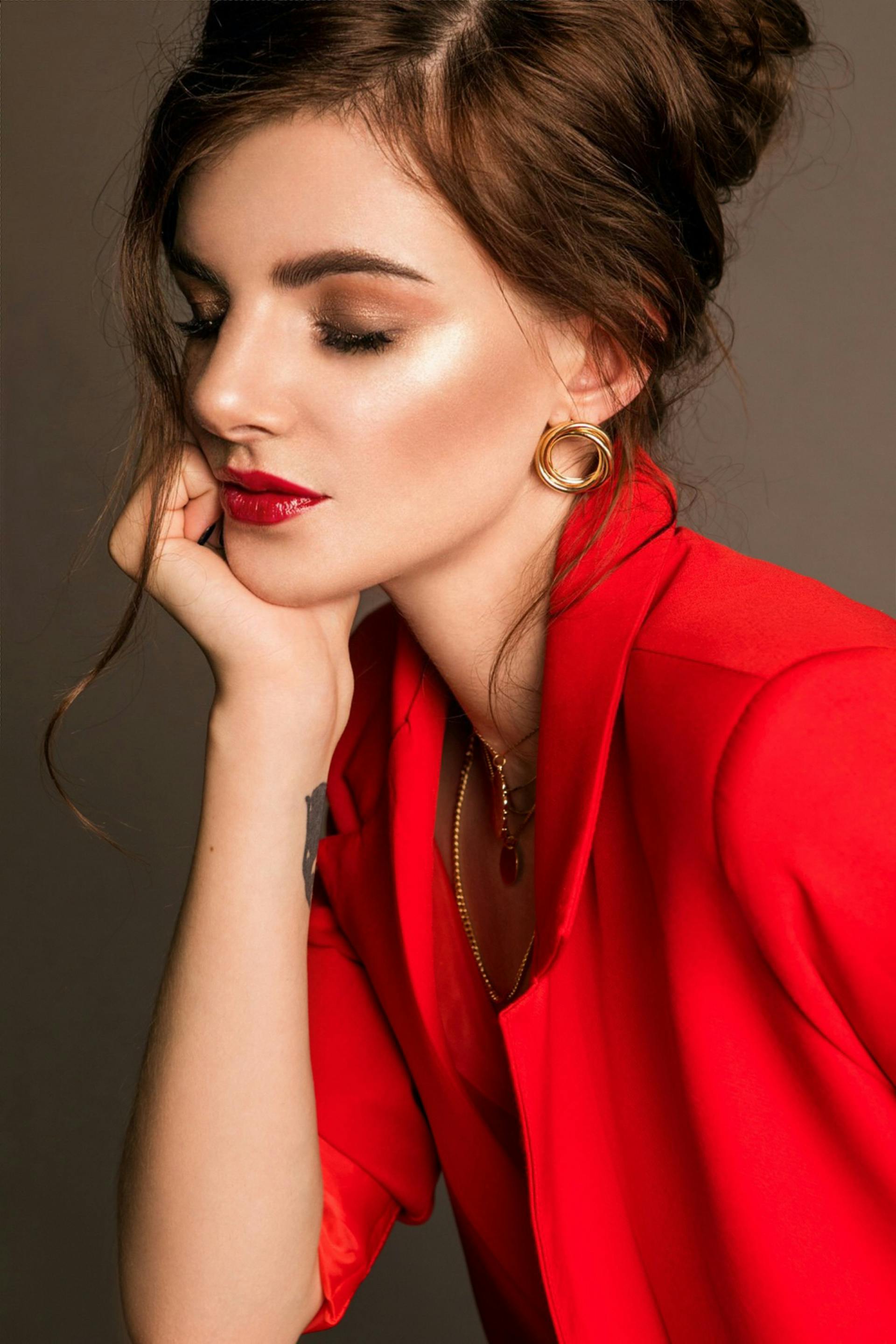 Une femme portant du rouge à lèvres rouge | Source : Pexels