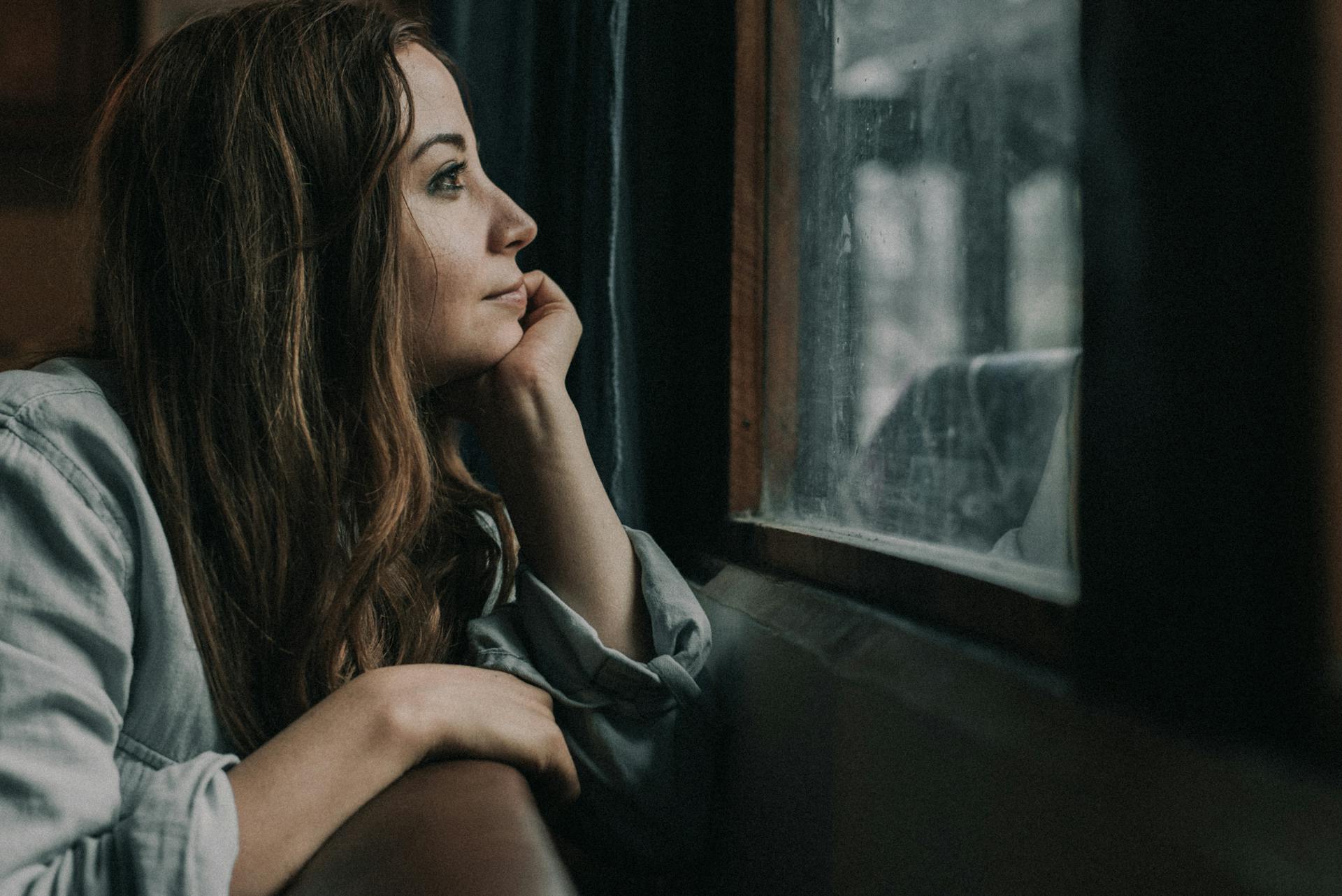 Une femme qui regarde par la fenêtre | Source : Pexels