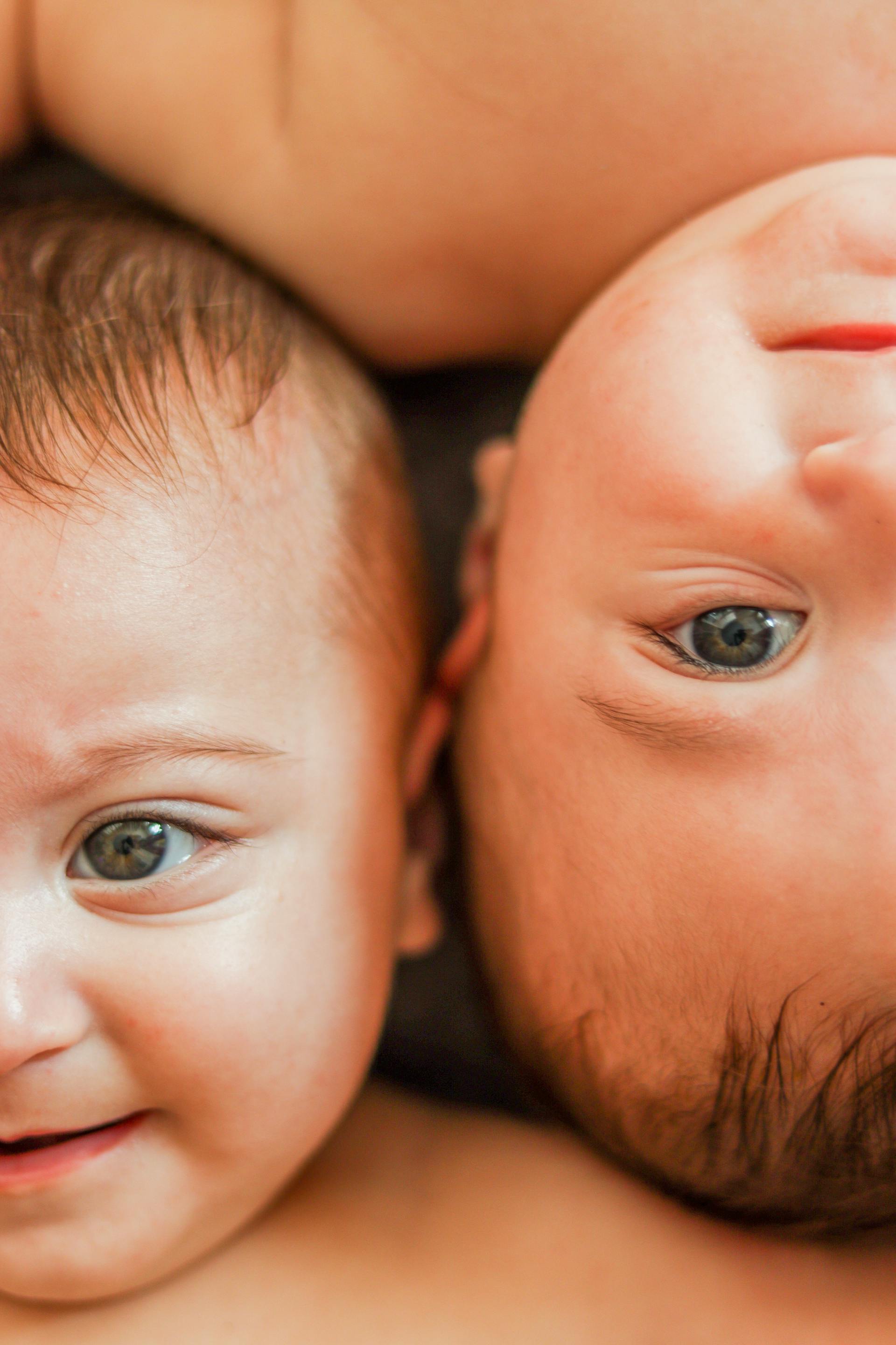 Gros plan sur des jumeaux | Source : Pexels