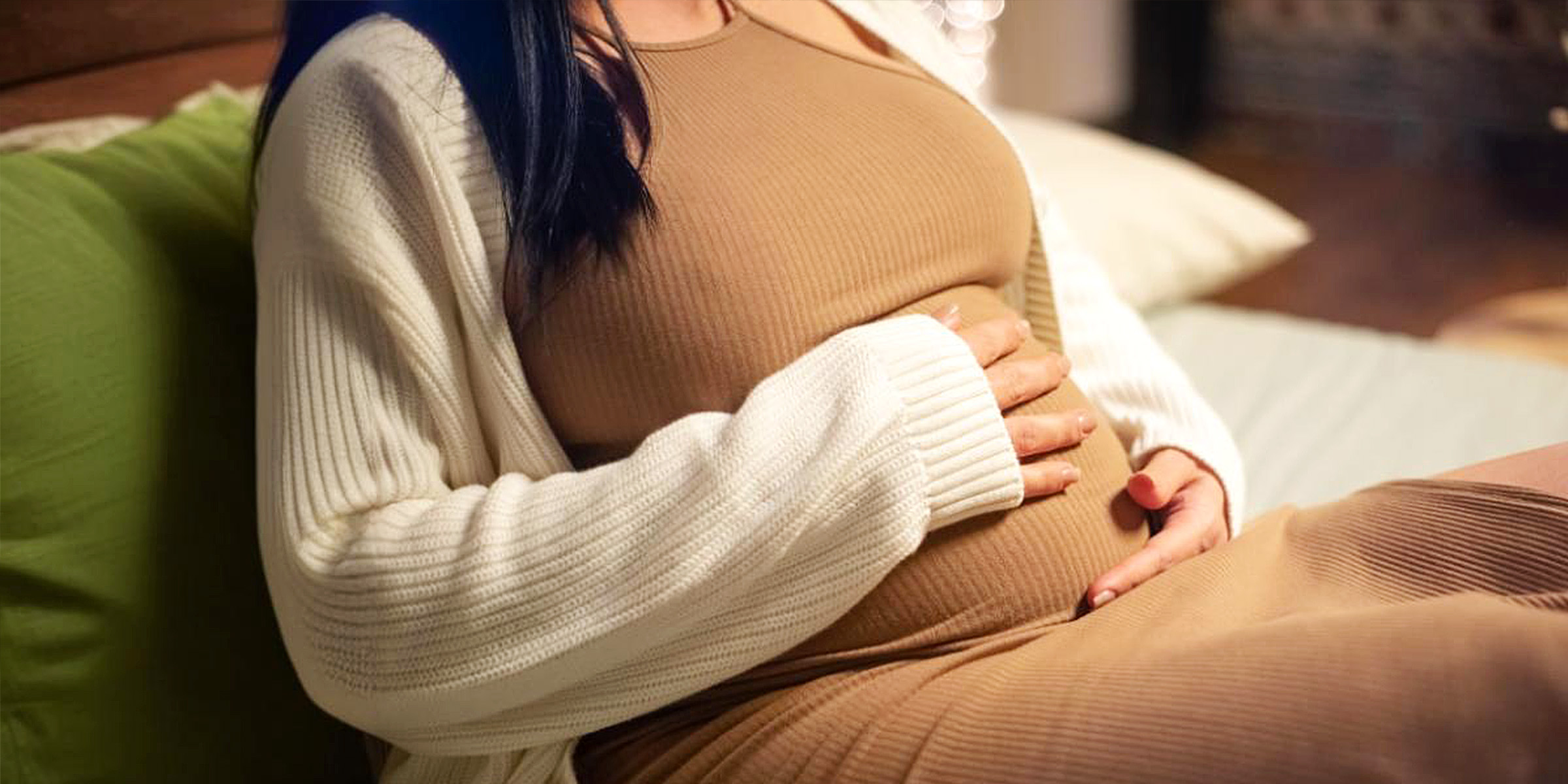 Une femme enceinte qui berce son ventre | Source : Freepik