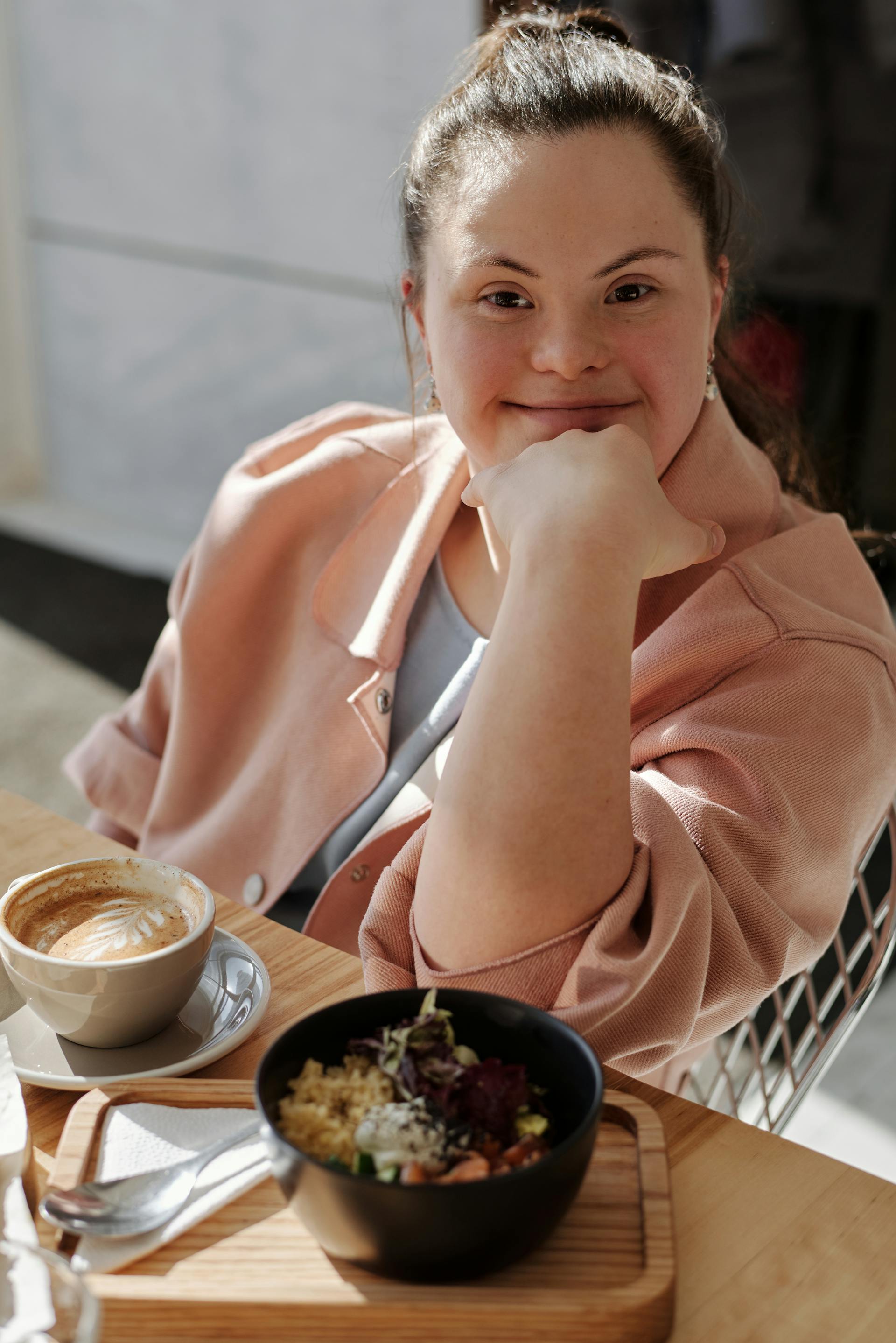 Une jeune femme souriante atteinte du syndrome de Down | Source : Pexels