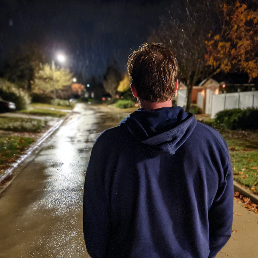 Un homme marchant sous la pluie | Source : Midjourney