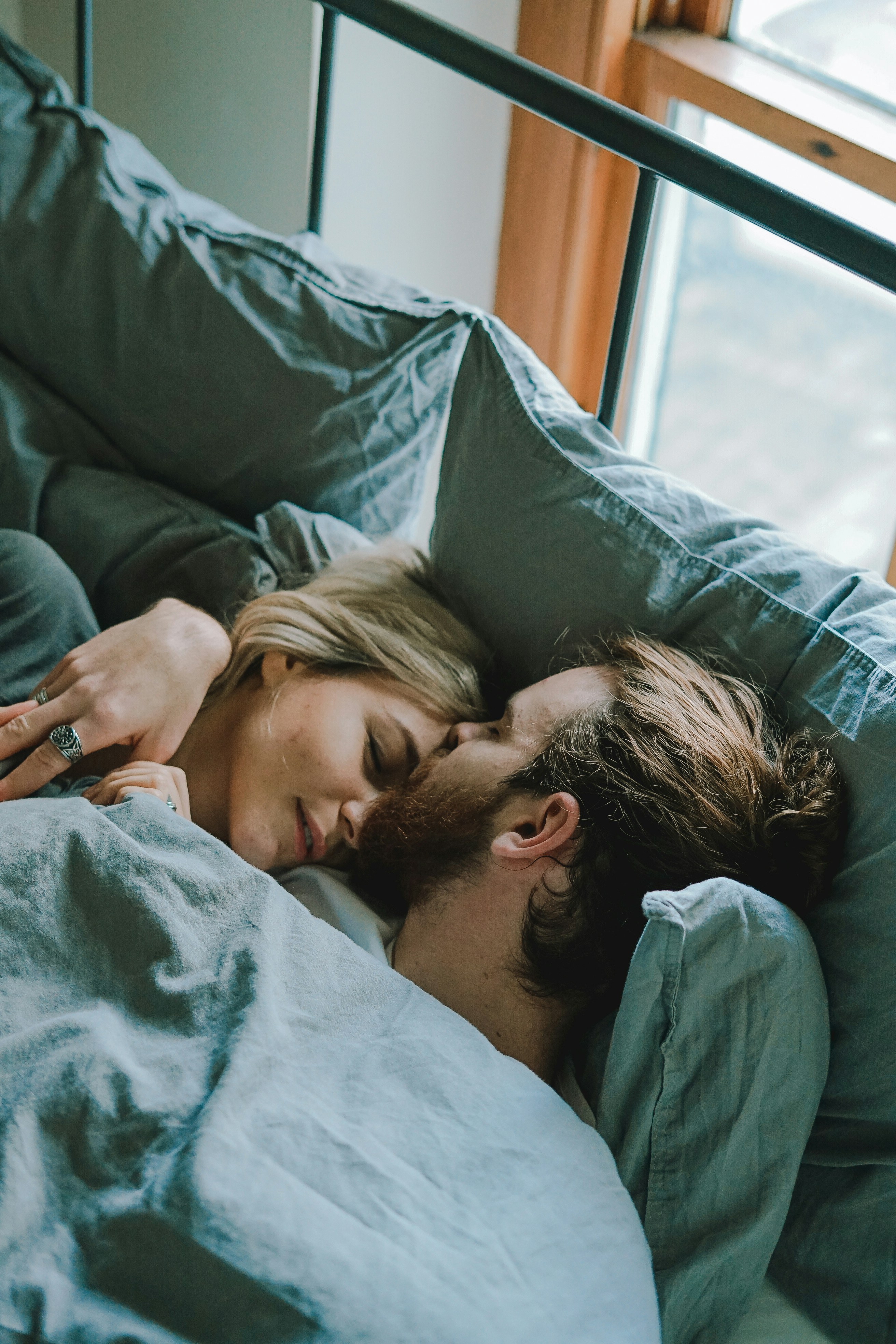 Un couple qui se fait des câlins | Source : Pexels