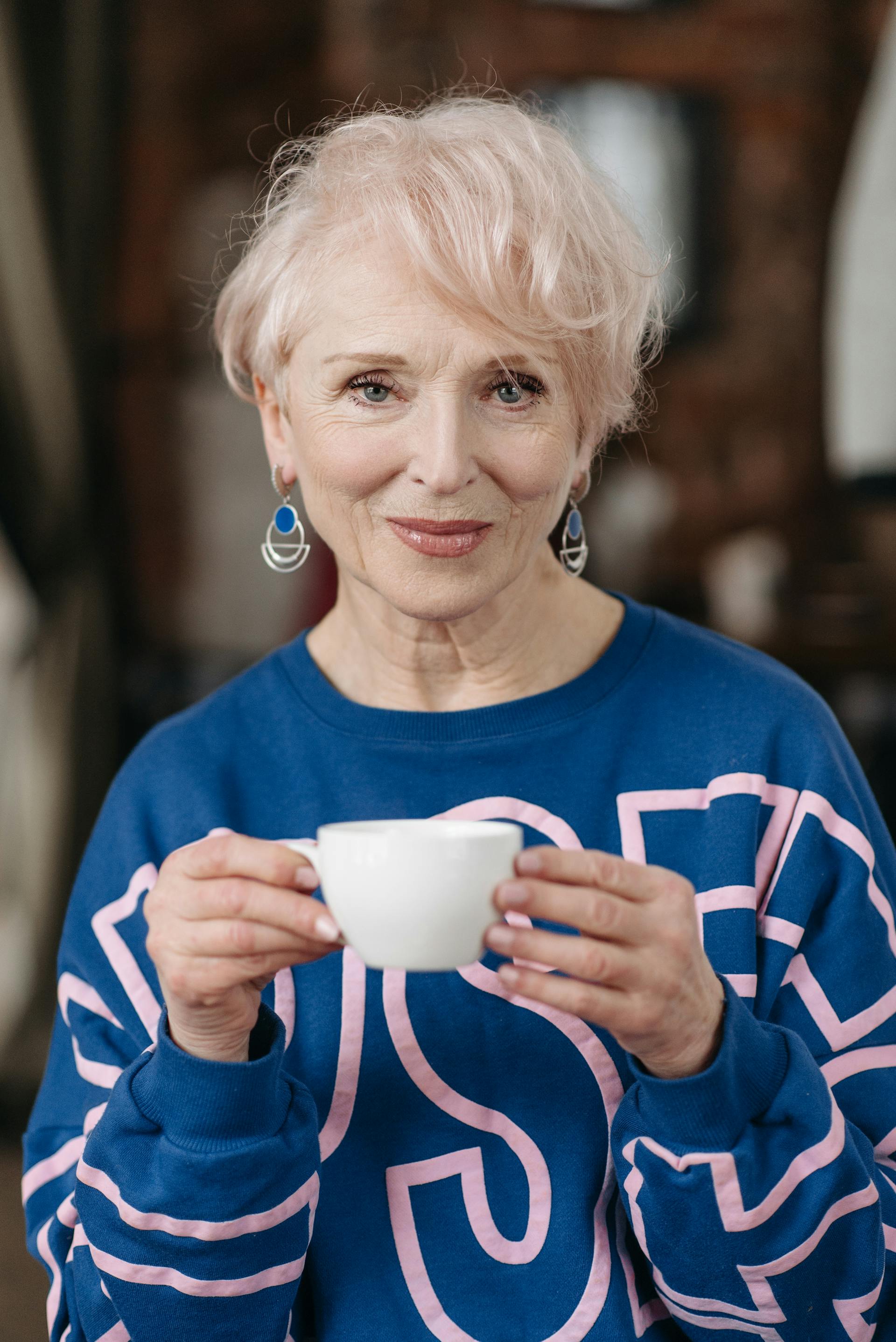 Une femme âgée tenant une tasse de thé | Source : Pexels