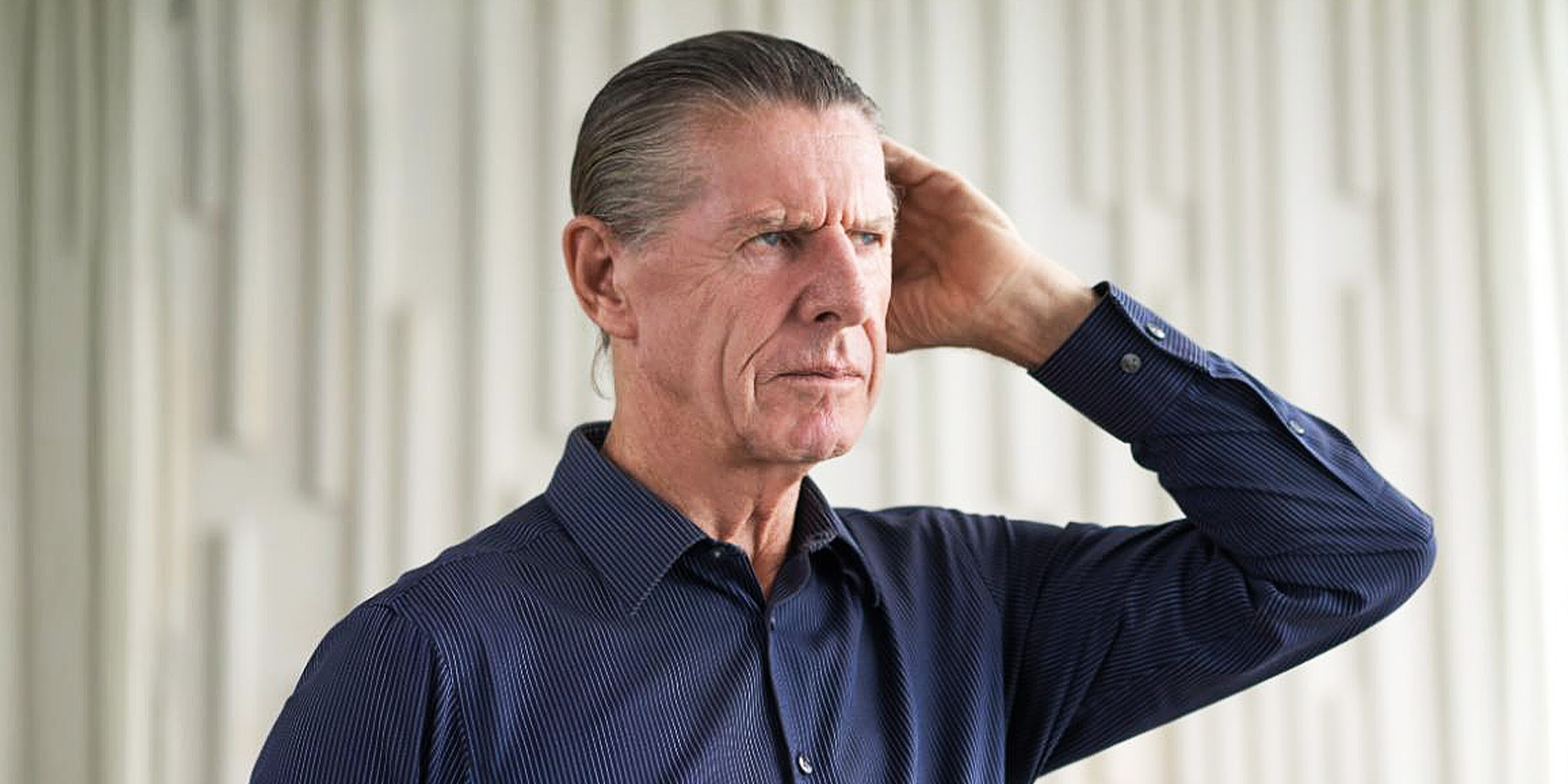 Un homme âgé confus | Source : Freepik