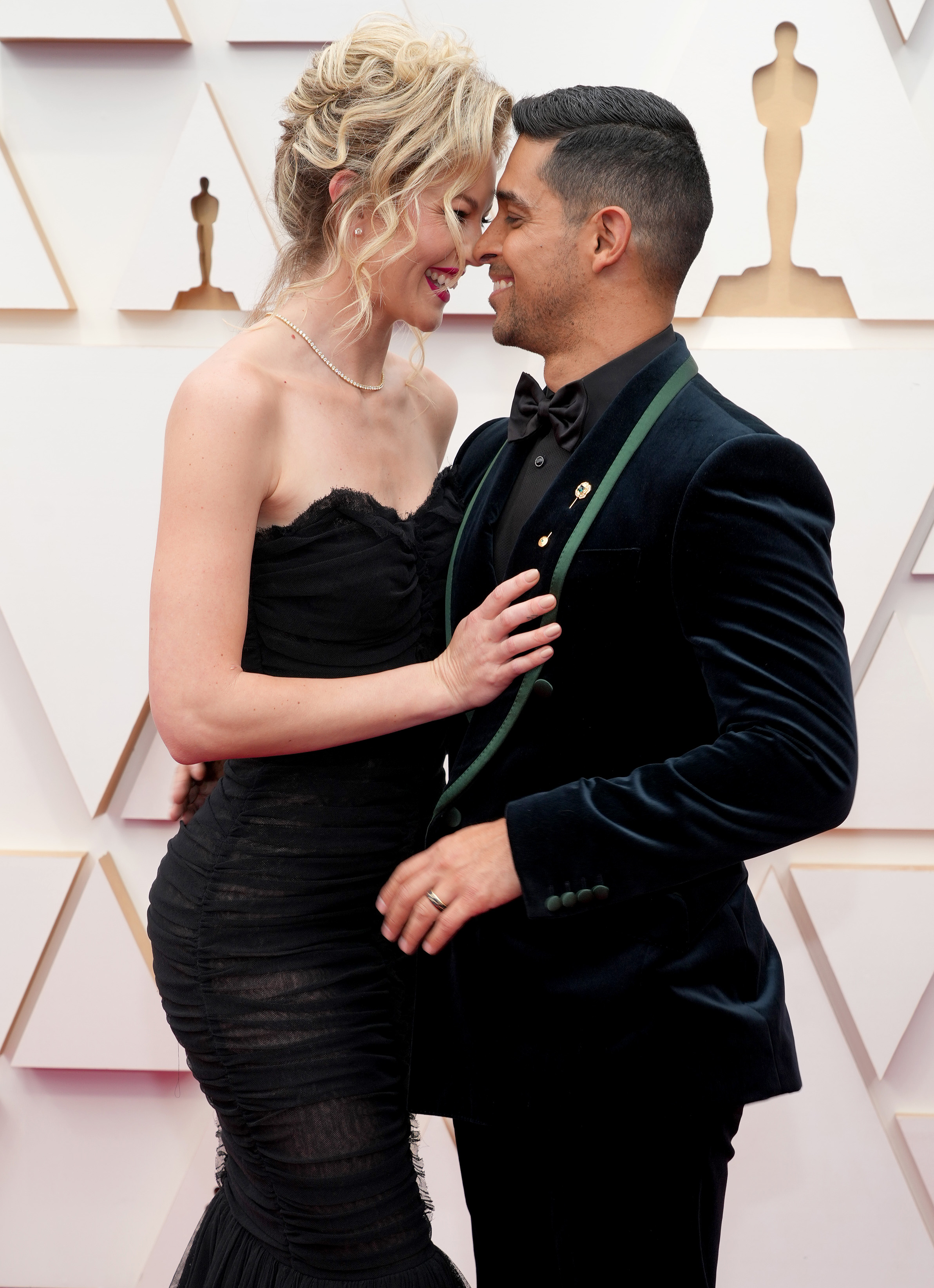 Amanda Pacheco et Wilmer Valderrama lors de la 94e cérémonie annuelle des Oscars, le 27 mars 2022, à Hollywood, en Californie. | Source : Getty Images