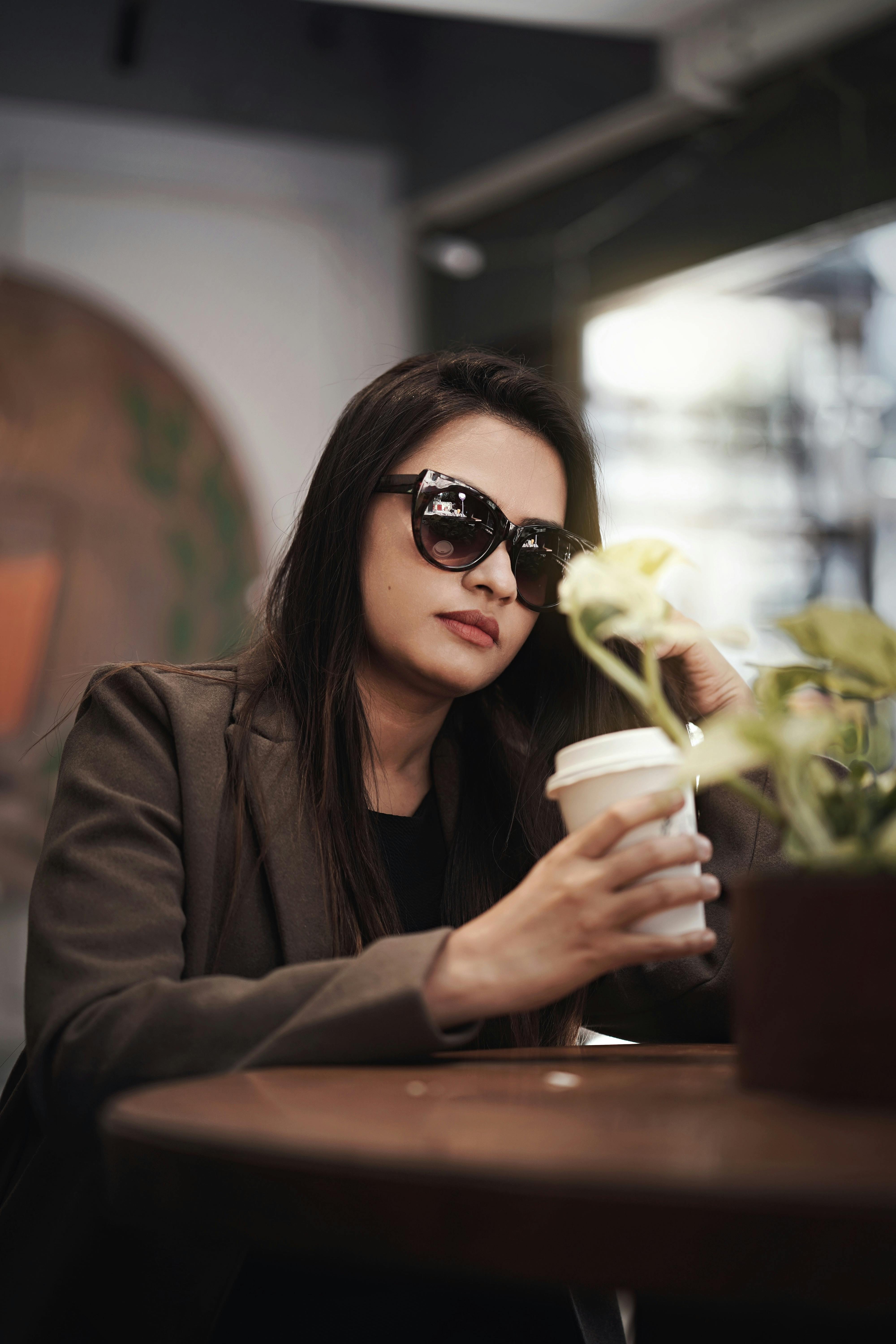 Femme tenant une tasse de café | Source : Pexels
