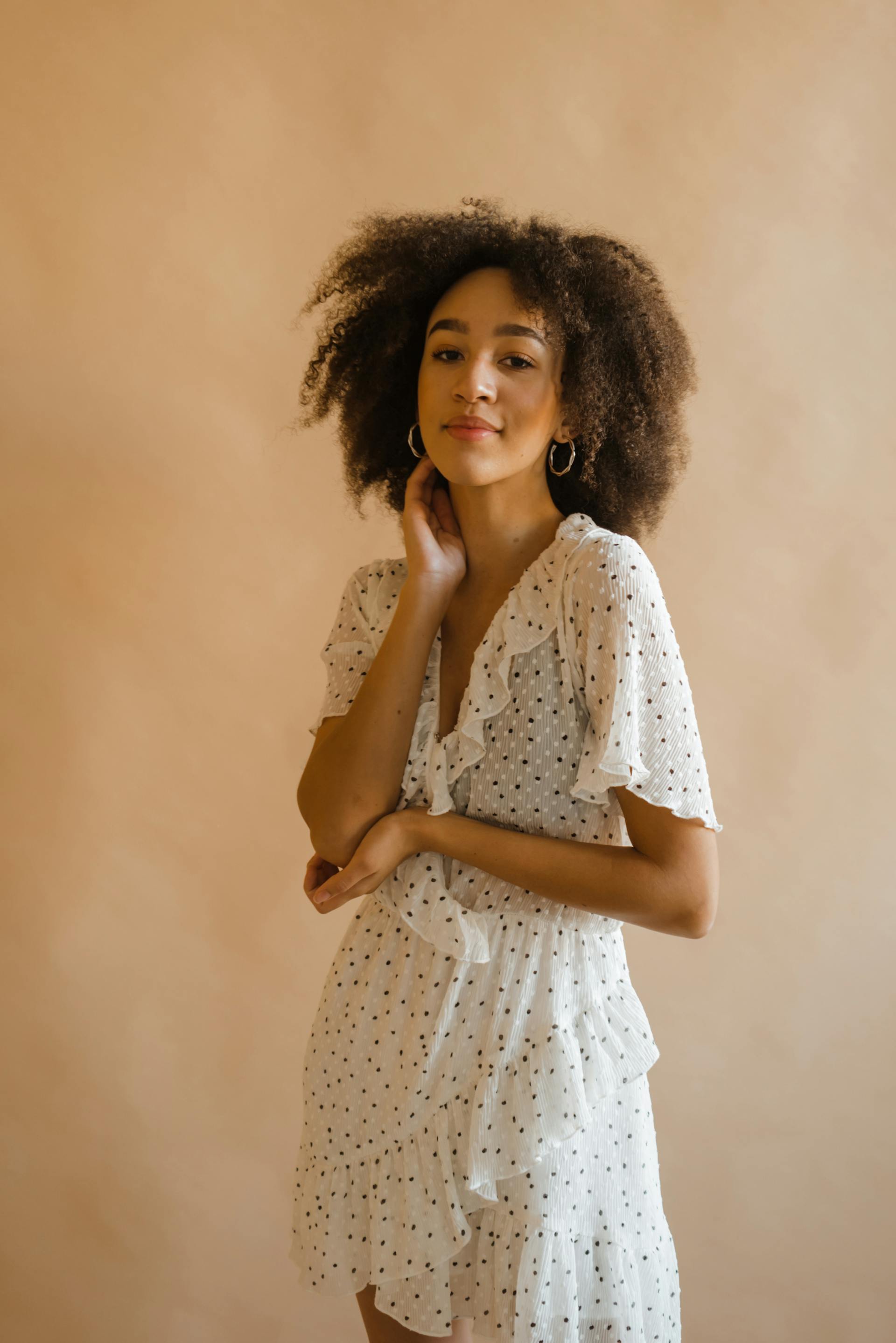 Une femme au sourire narquois | Source : Pexels