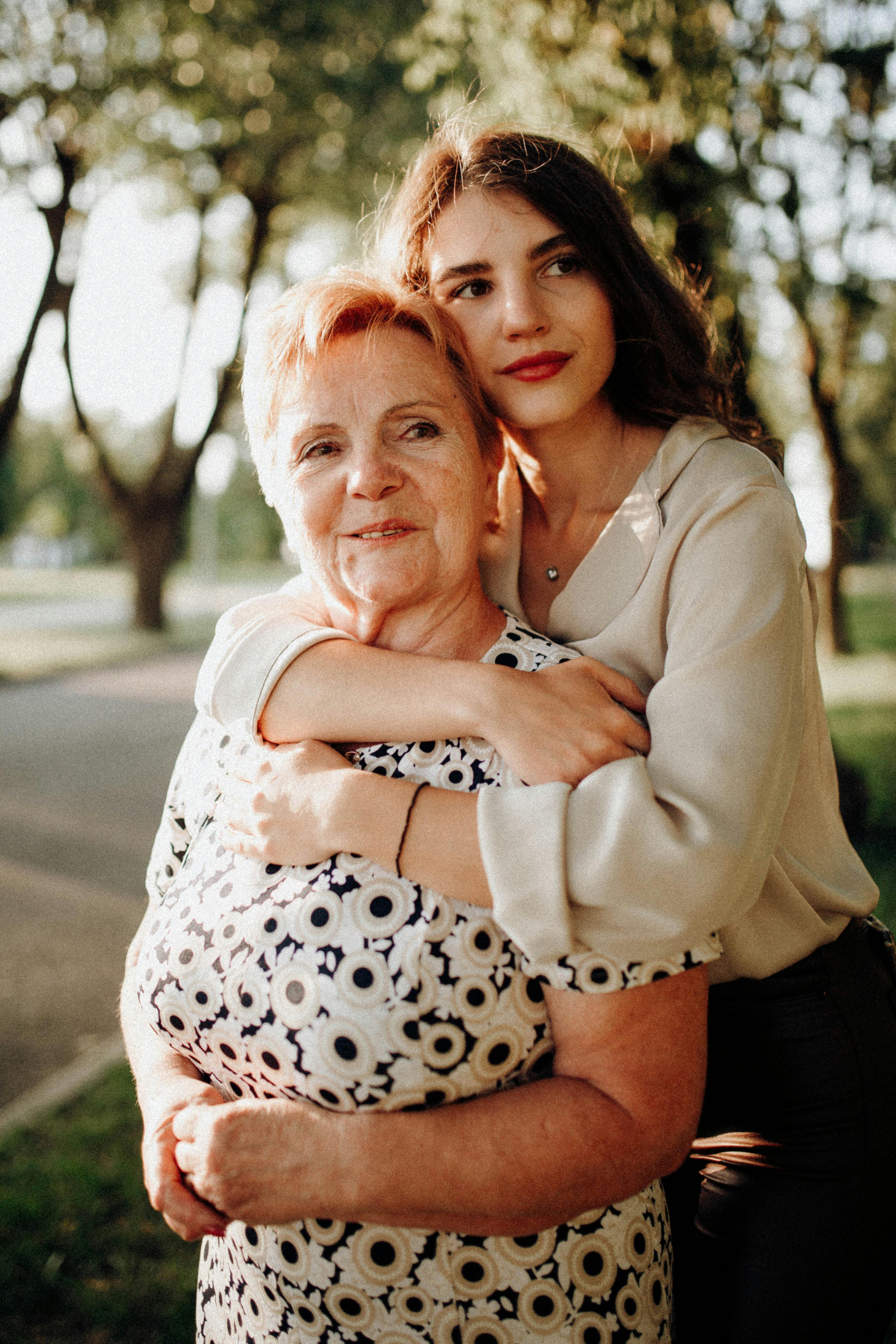 Une femme serrant sa grand-mère dans ses bras | Source : Pexels