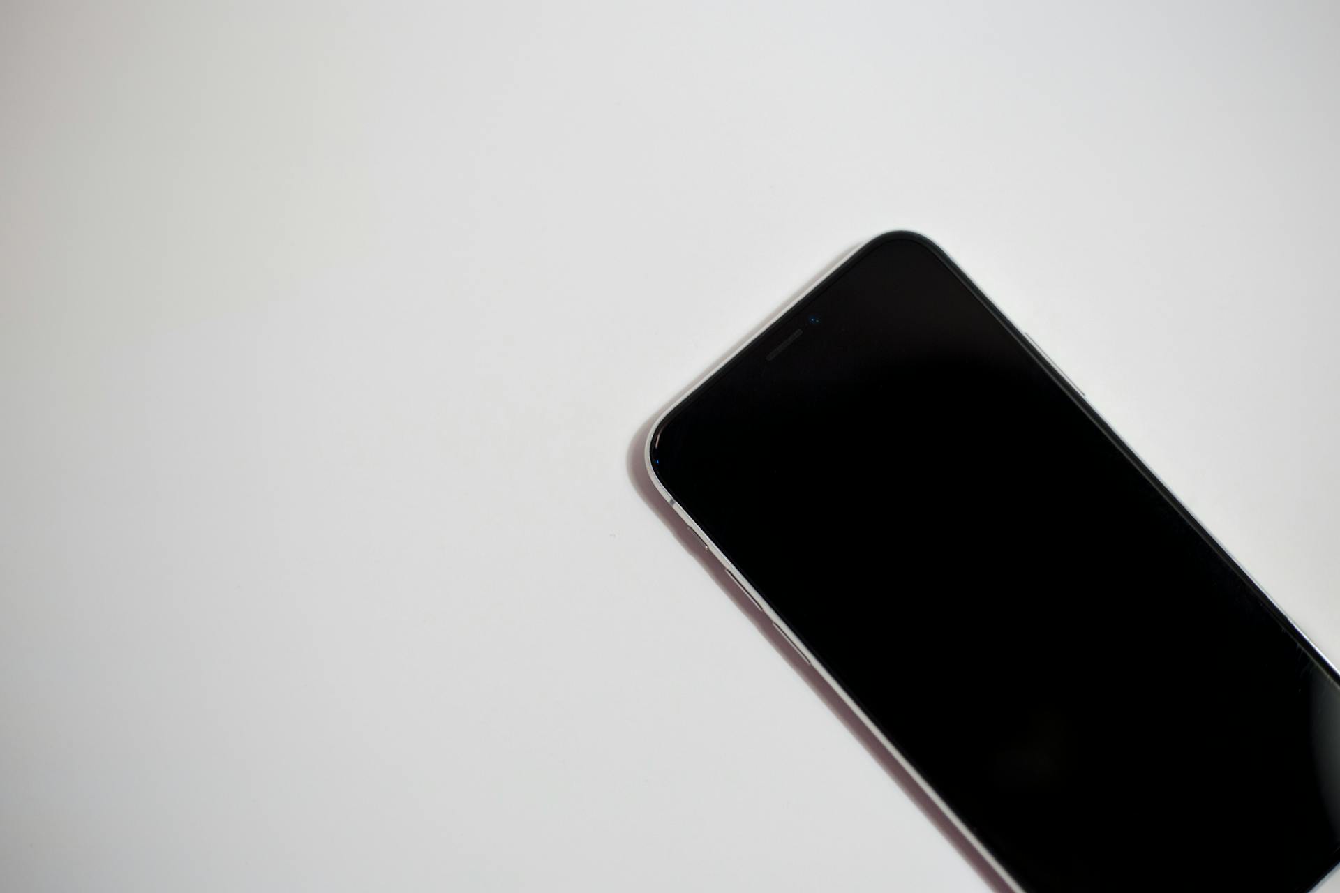 Un téléphone portable sur une table | Source : Pexels