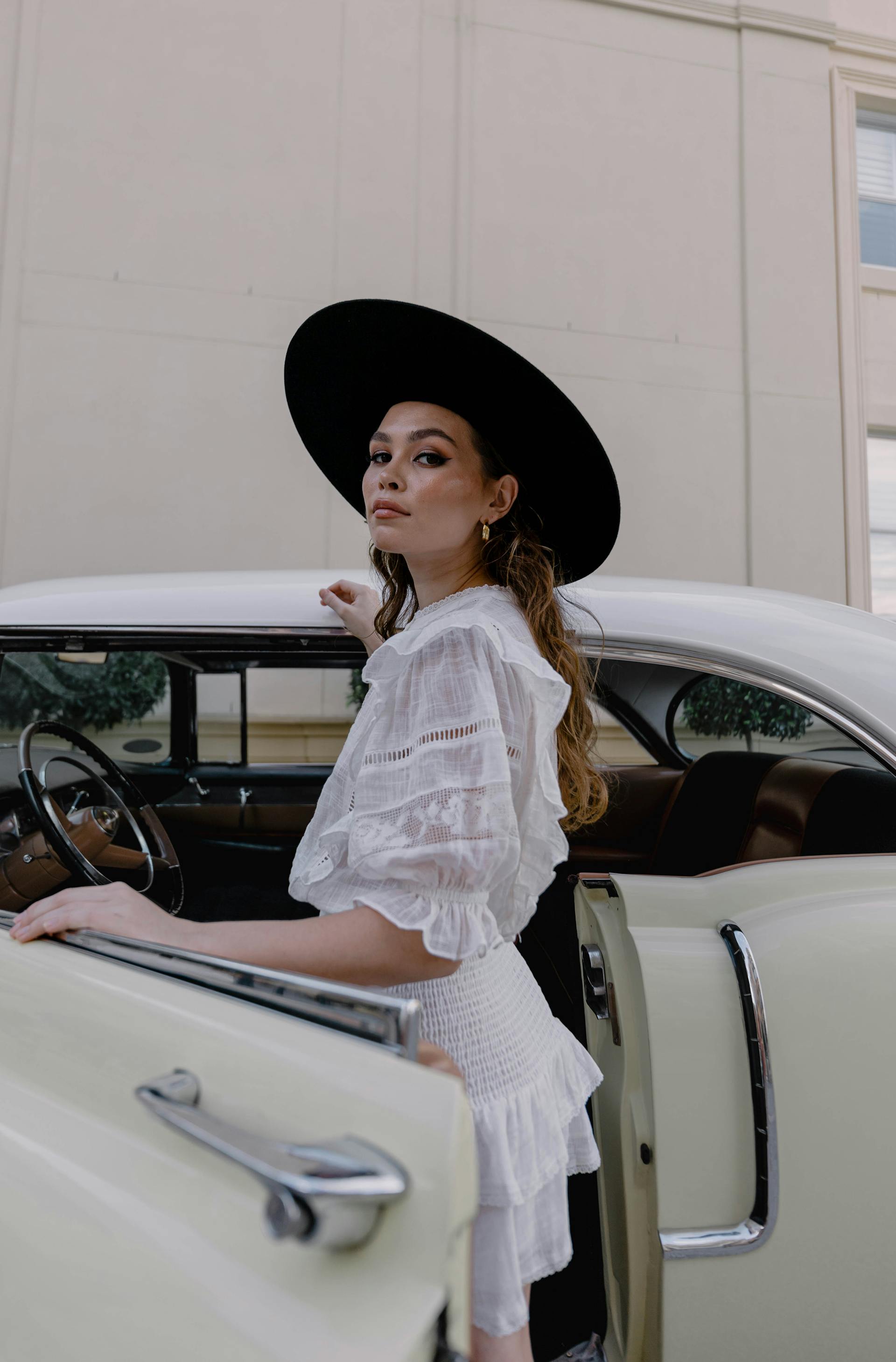 Une femme debout à côté d'une voiture | Source : Pexels