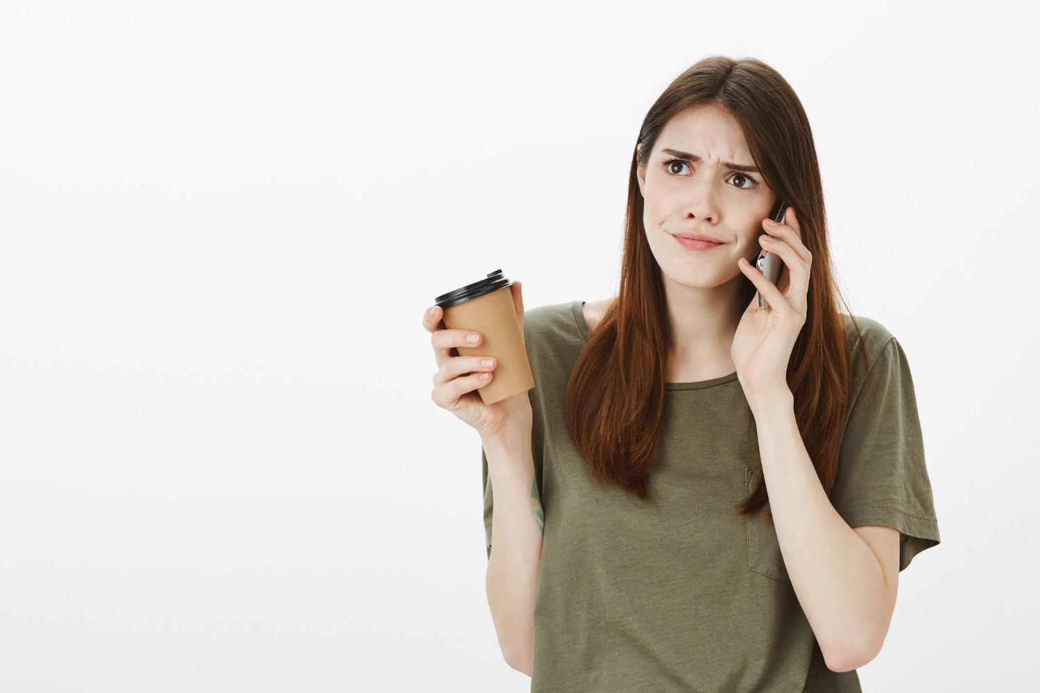 Une femme agacée qui parle au téléphone | Source : Freepik