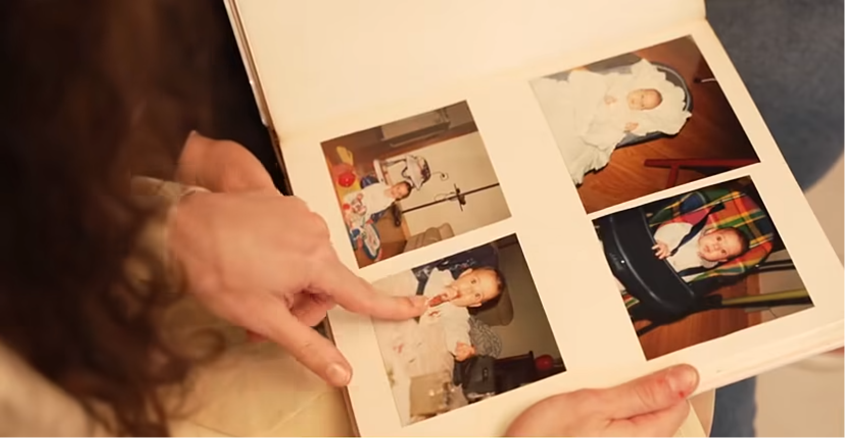 Noelia Castillo Ramos montrant des photos de son enfance | Source : Facebook/Antena 3 Noticias