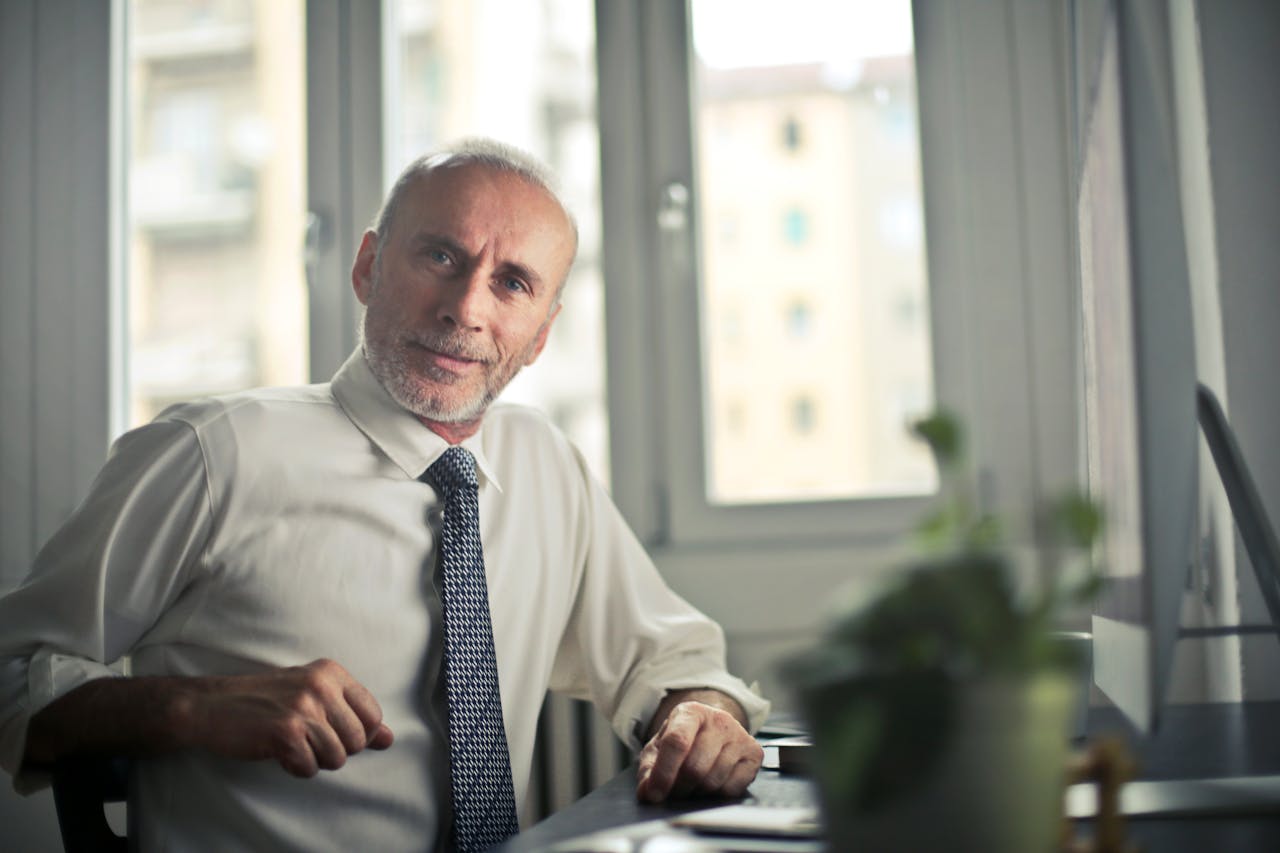 Un homme âgé assis dans son bureau | Source : Pexels