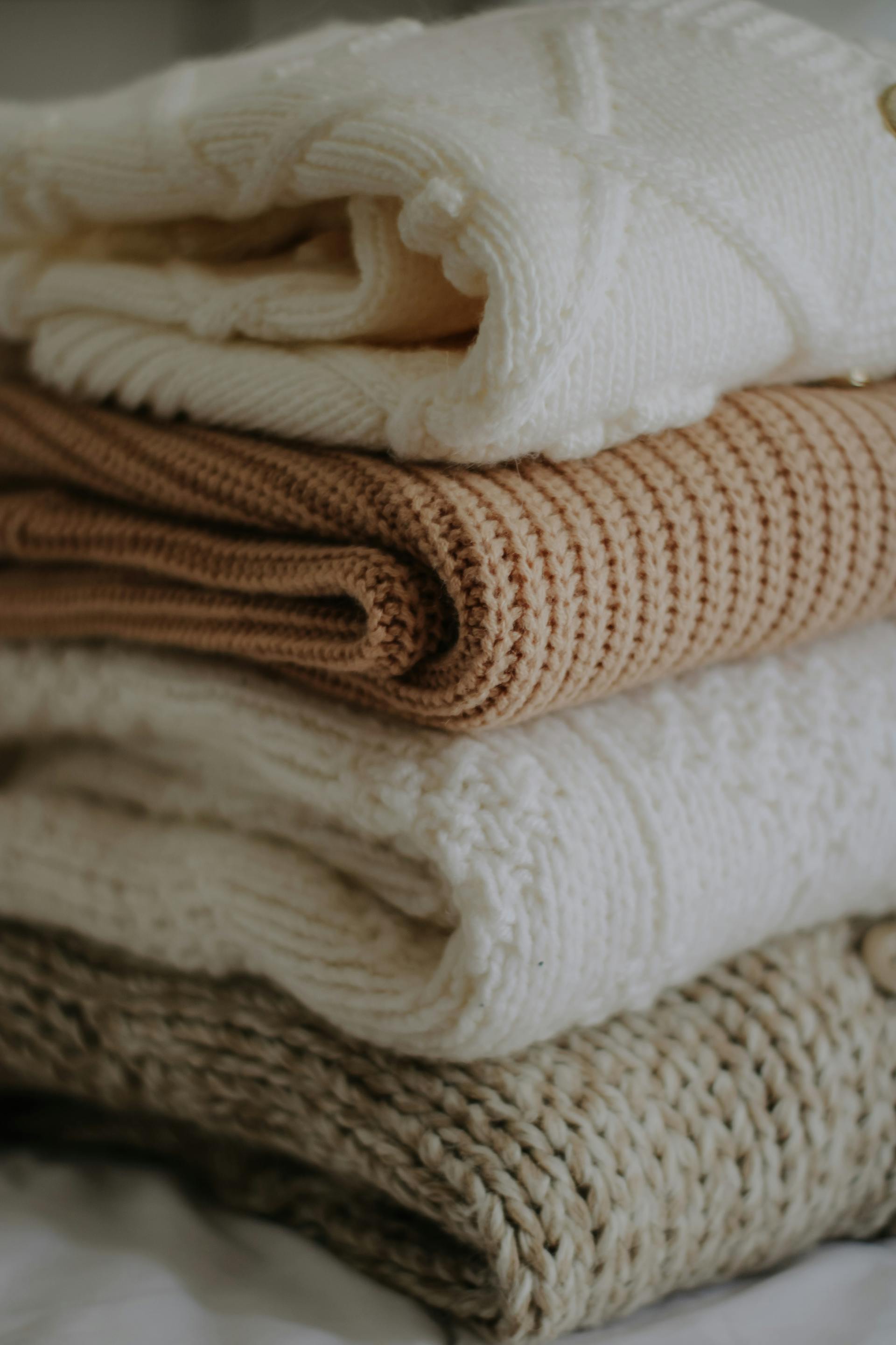 Une pile de vêtements pliés | Source : Pexels