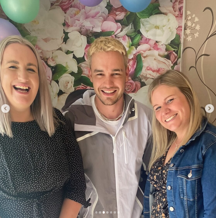 Liam Payne souriant avec ses sœurs lors d'un événement familial, entouré d'un décor floral et de ballons. | Source : Instagram/@np2788