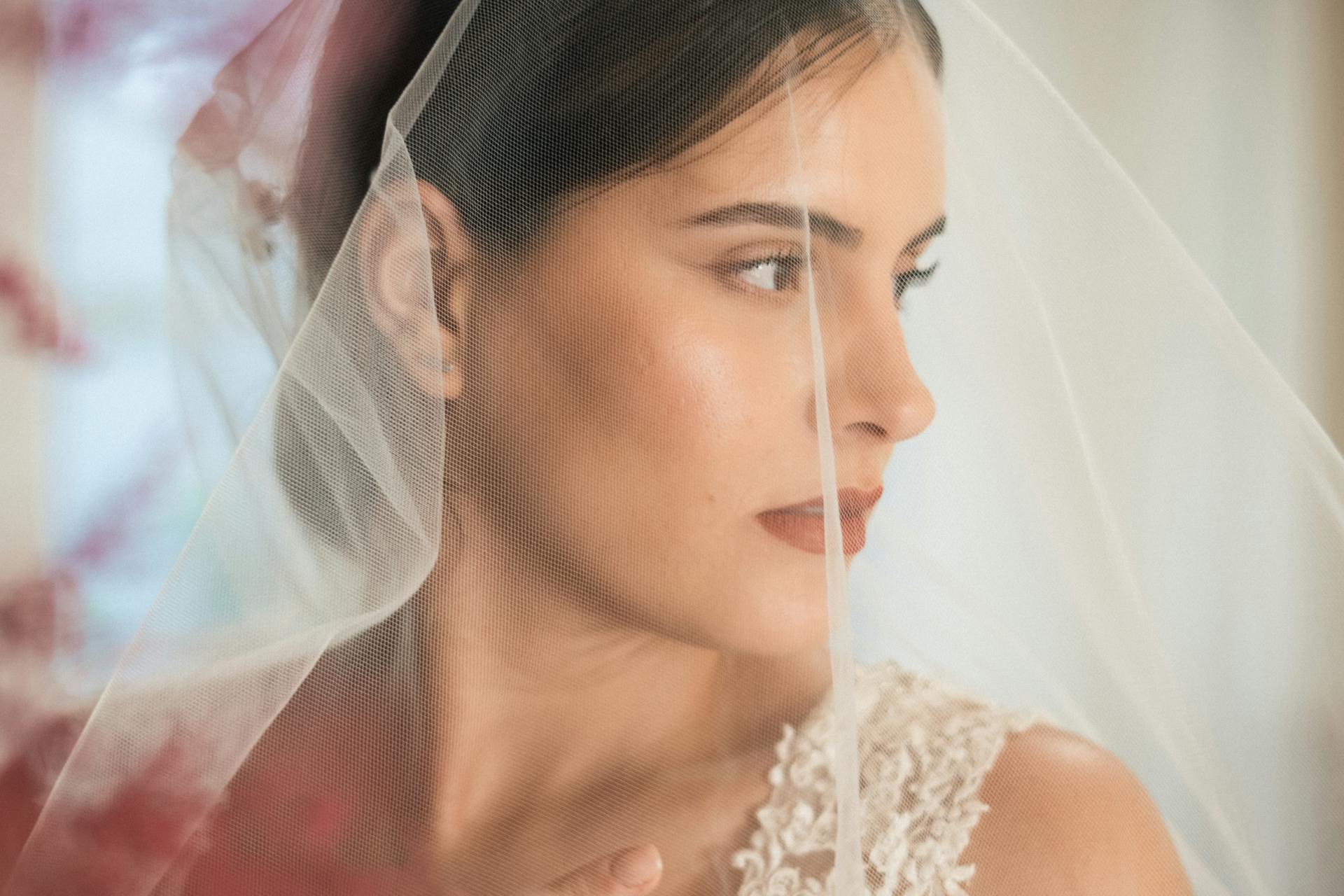 Une mariée sérieuse qui regarde sur le côté | Source : Pexels