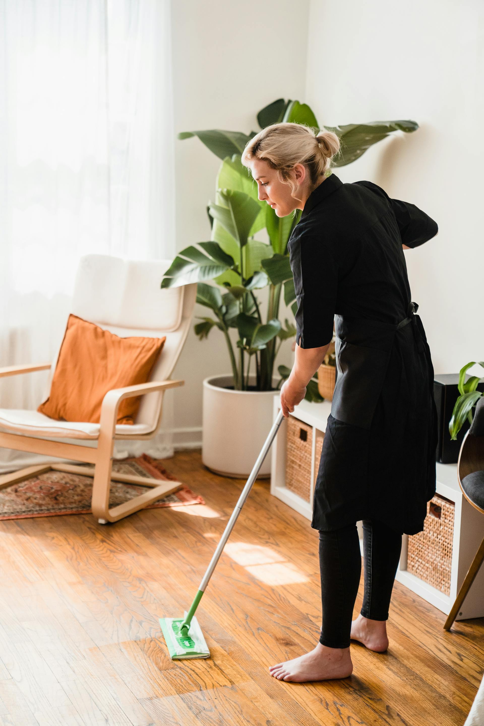 Une femme qui balaie le sol | Source : Pexels