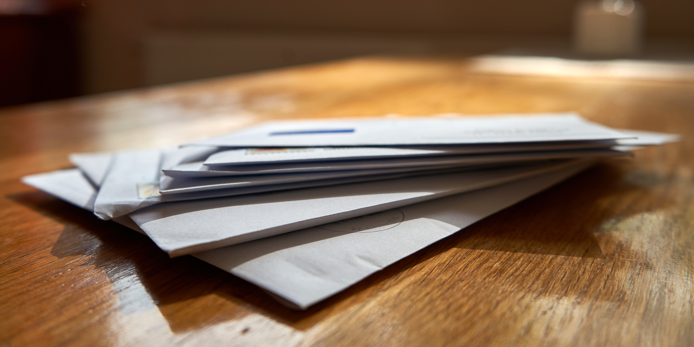 Des courriers sur une table | Source : Shutterstock