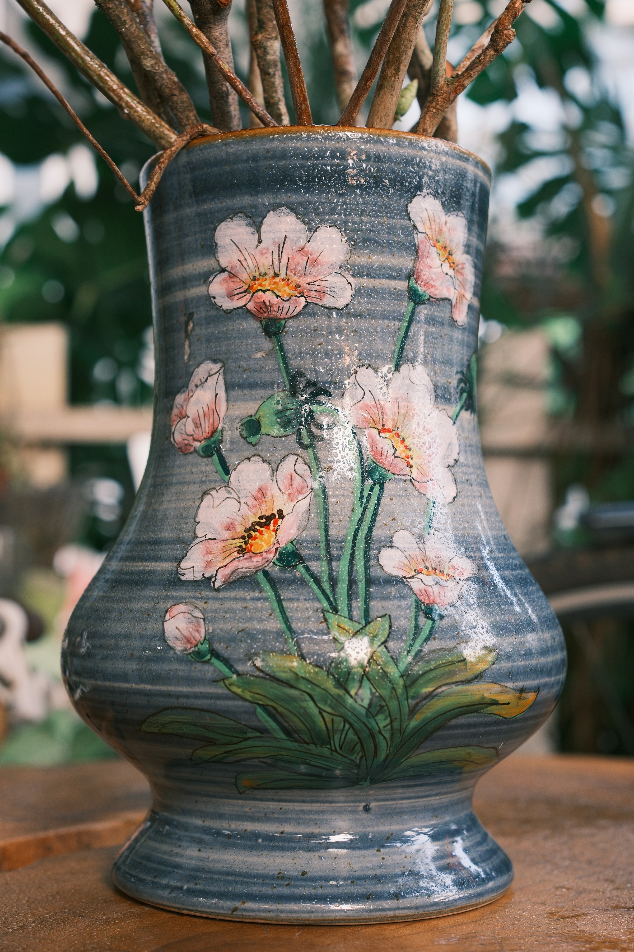 Un vase peint à la main posé sur une table | Source : Unsplash