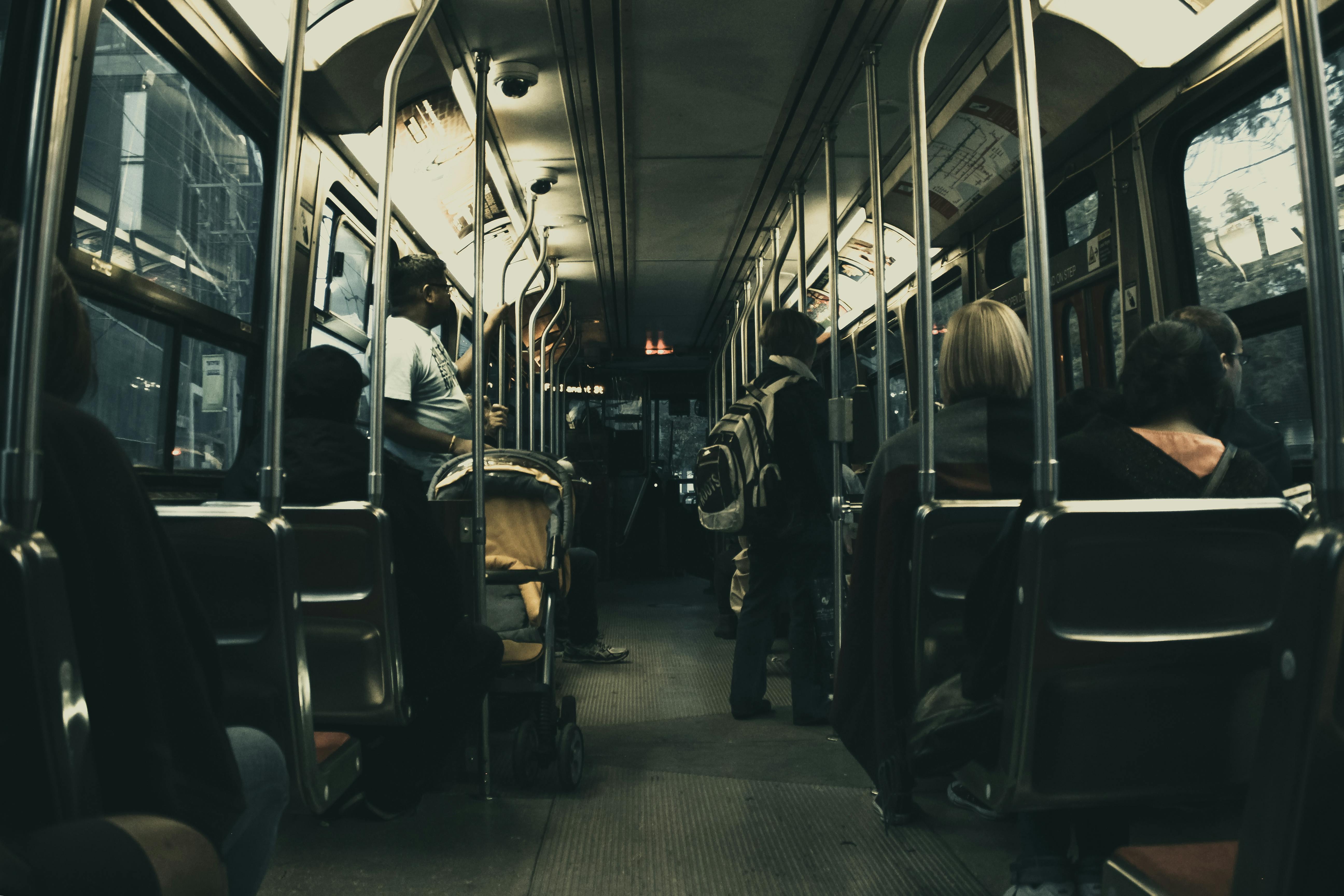 Des gens montent dans un bus | Source : Pexels